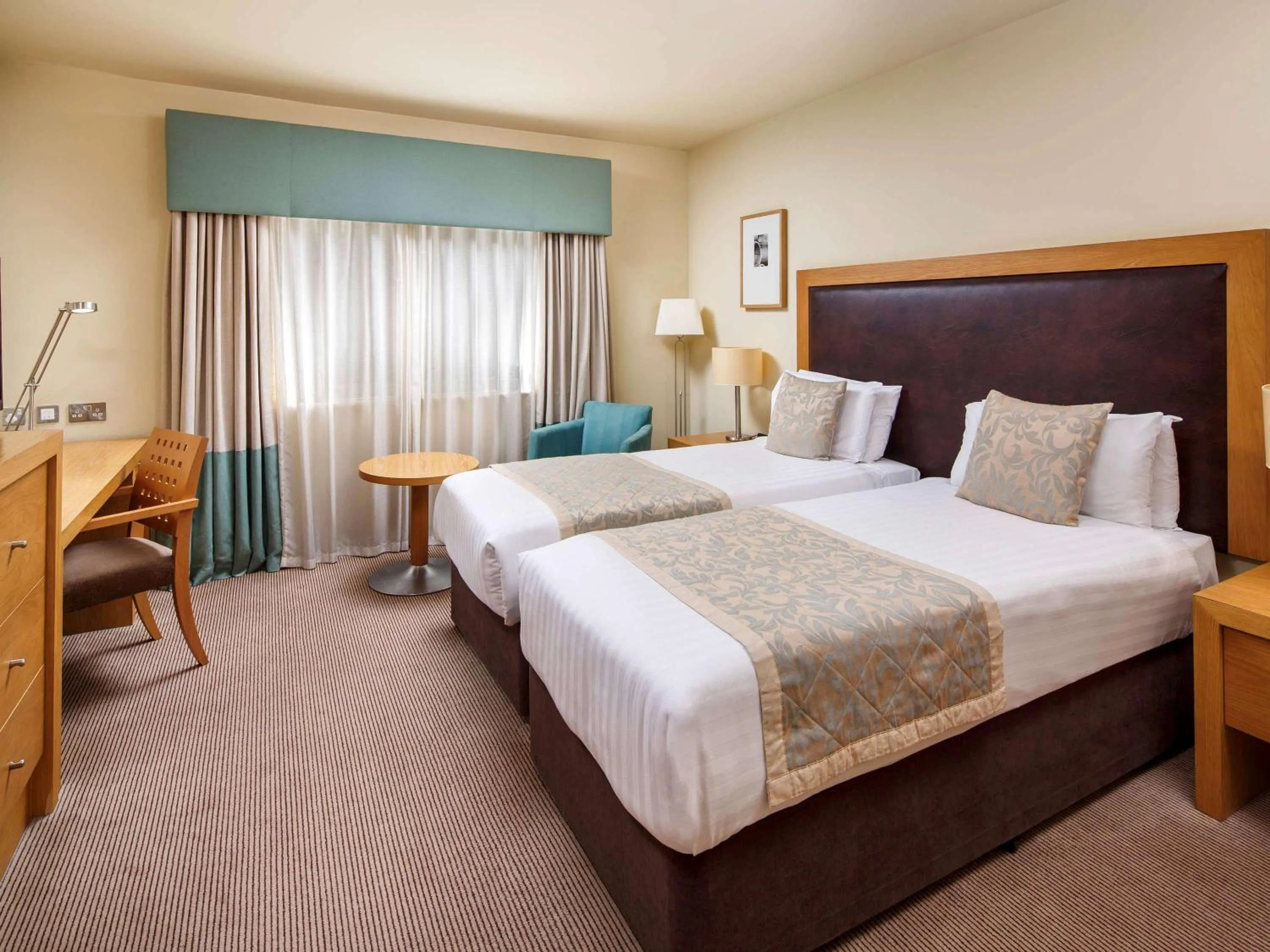 Photo of the whole room, Bed in Mercure Sheffield Parkway