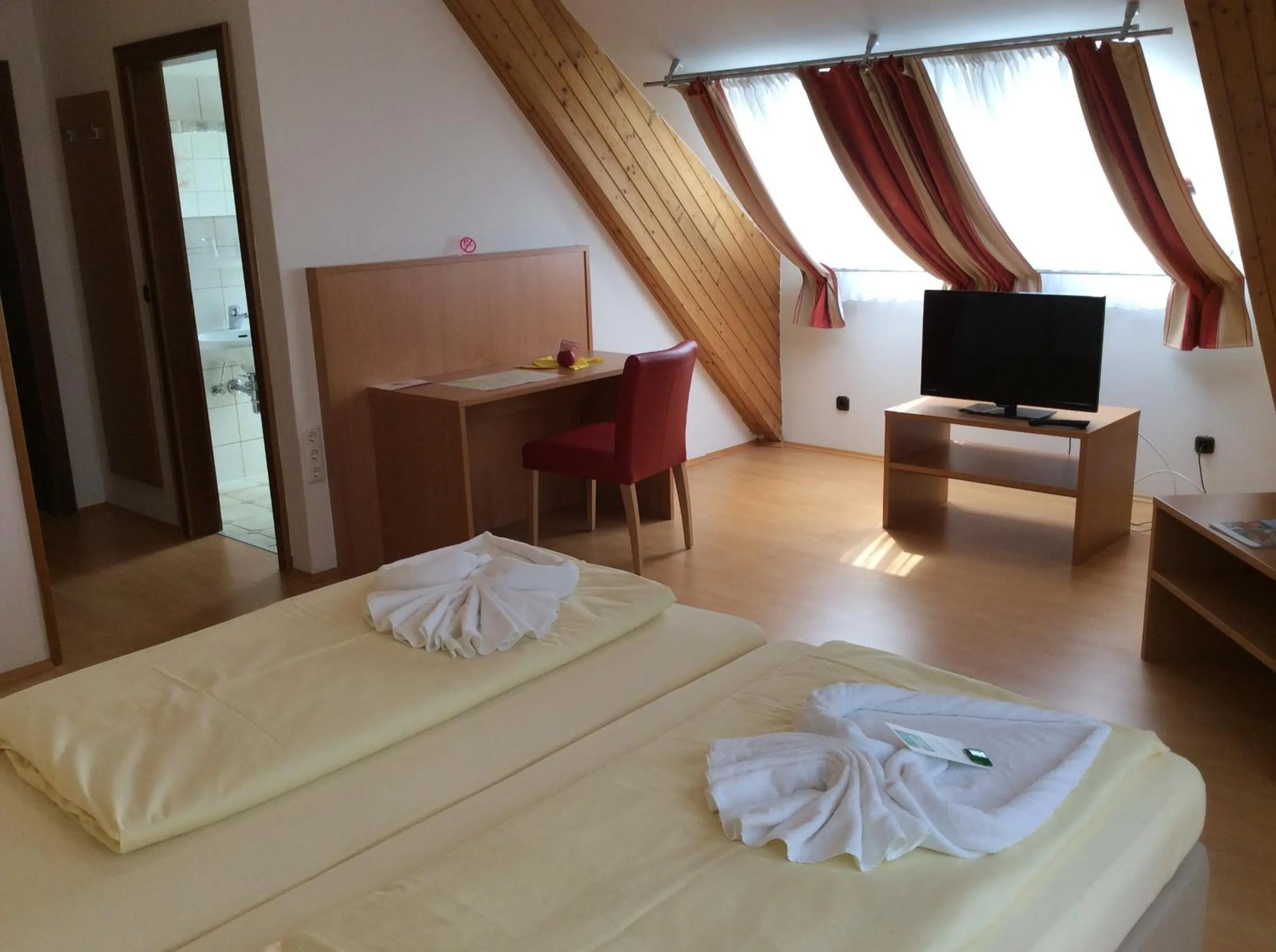 Photo of the whole room, Bed in Stadthotel Schwerterbräu