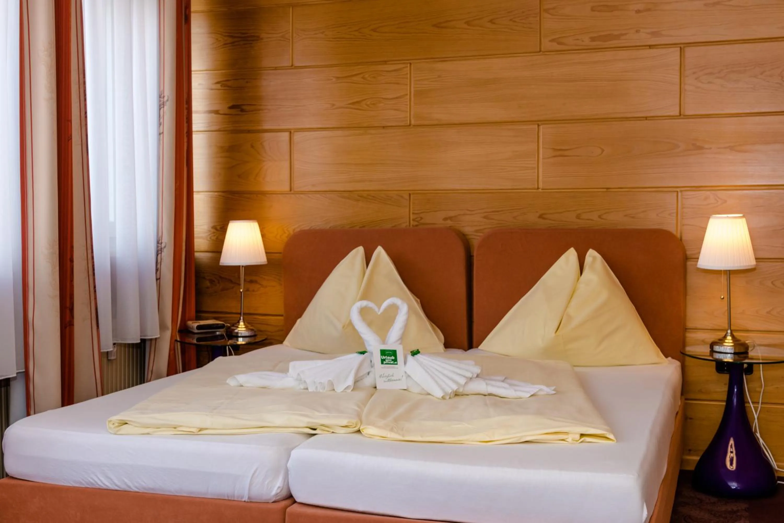 Bedroom, Bed in Stadthotel Schwerterbräu