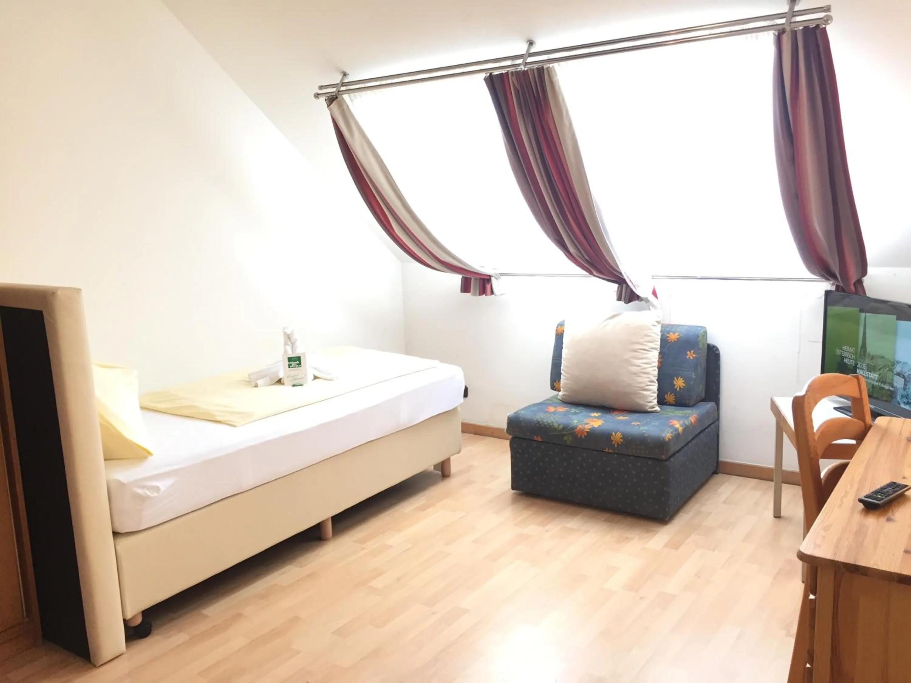 Bedroom, Bed in Stadthotel Schwerterbräu