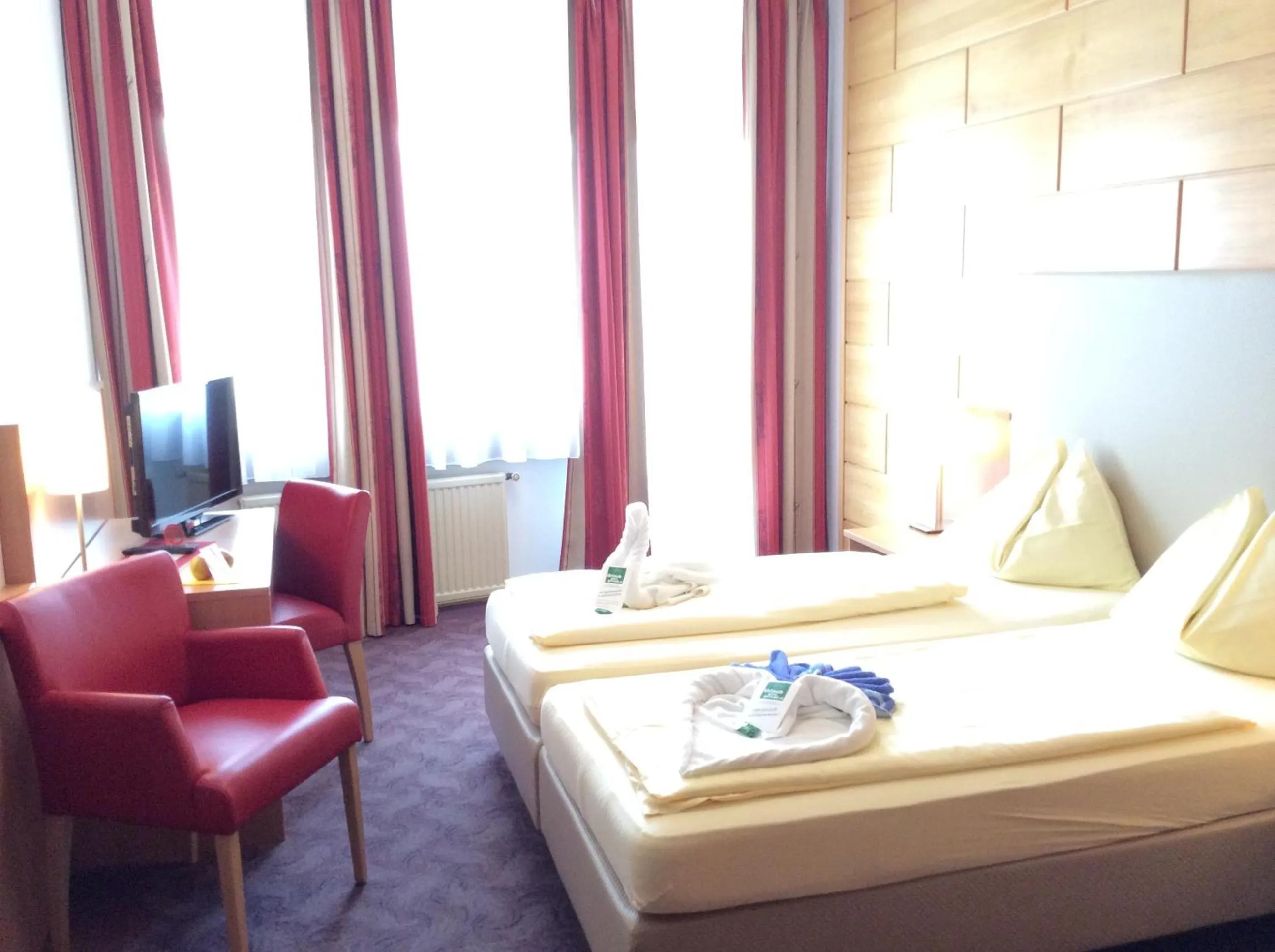 Photo of the whole room, Bed in Stadthotel Schwerterbräu