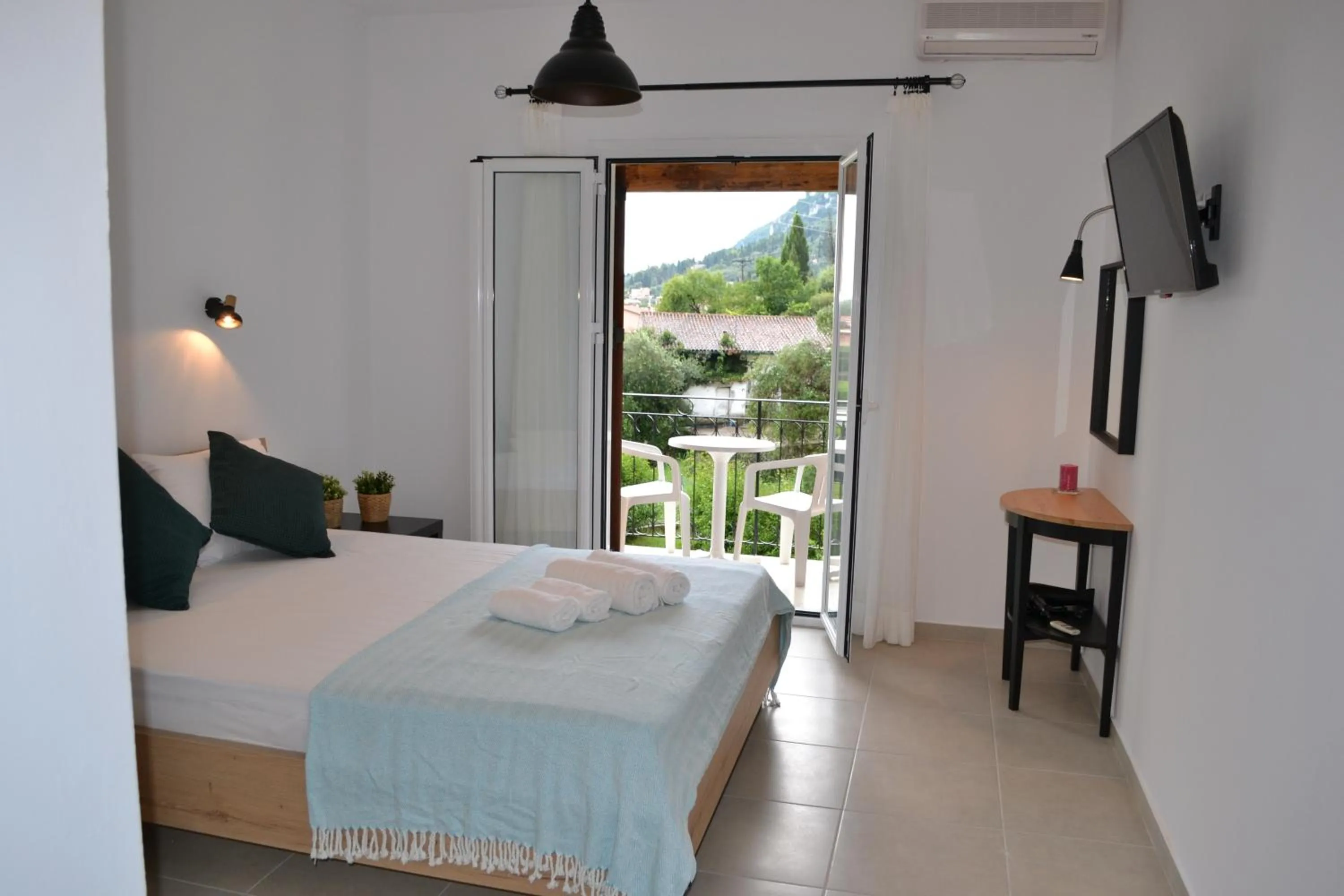 Photo of the whole room in Iliana Studios