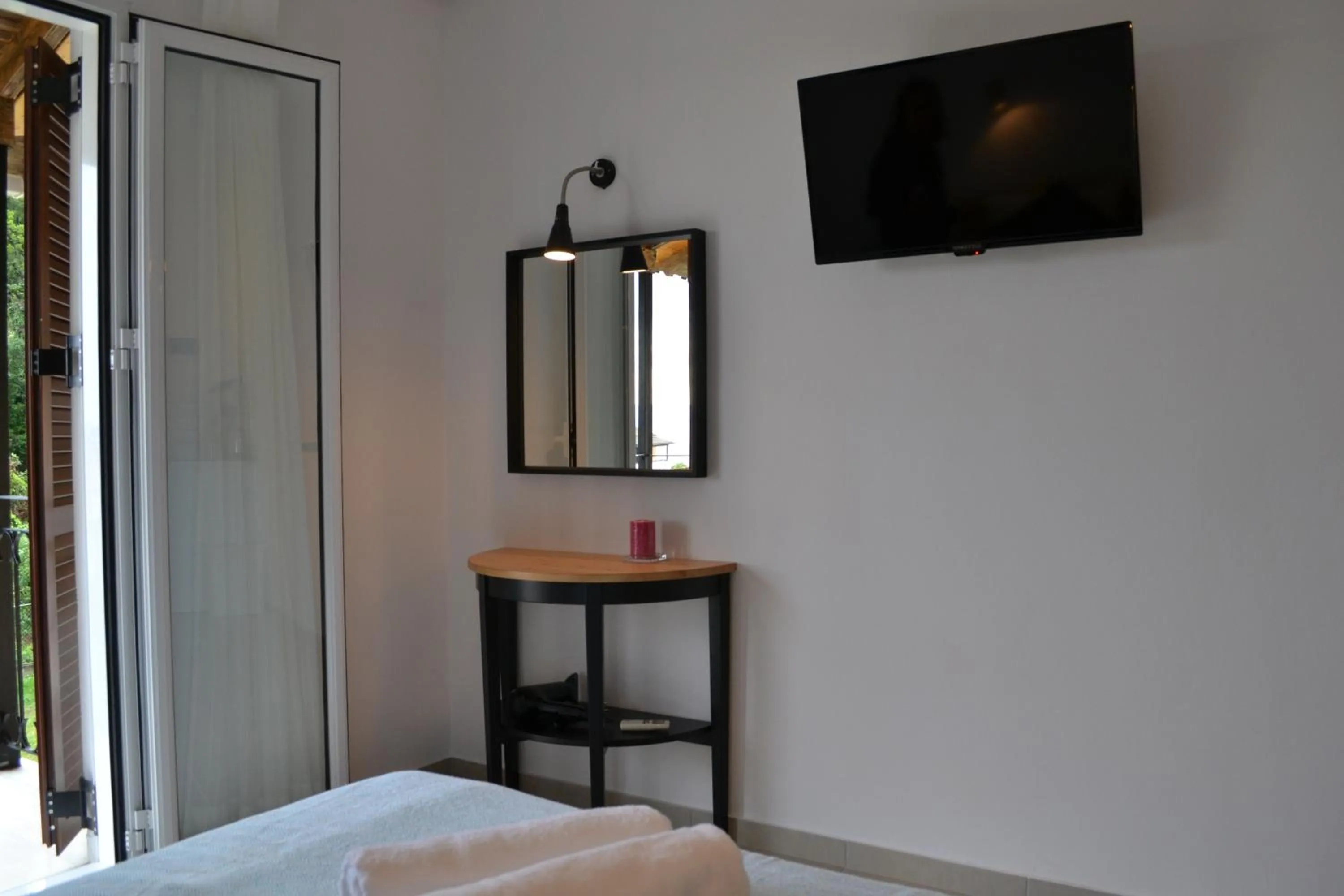 Photo of the whole room in Iliana Studios