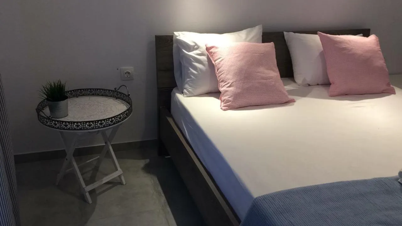 Photo of the whole room in Iliana Studios