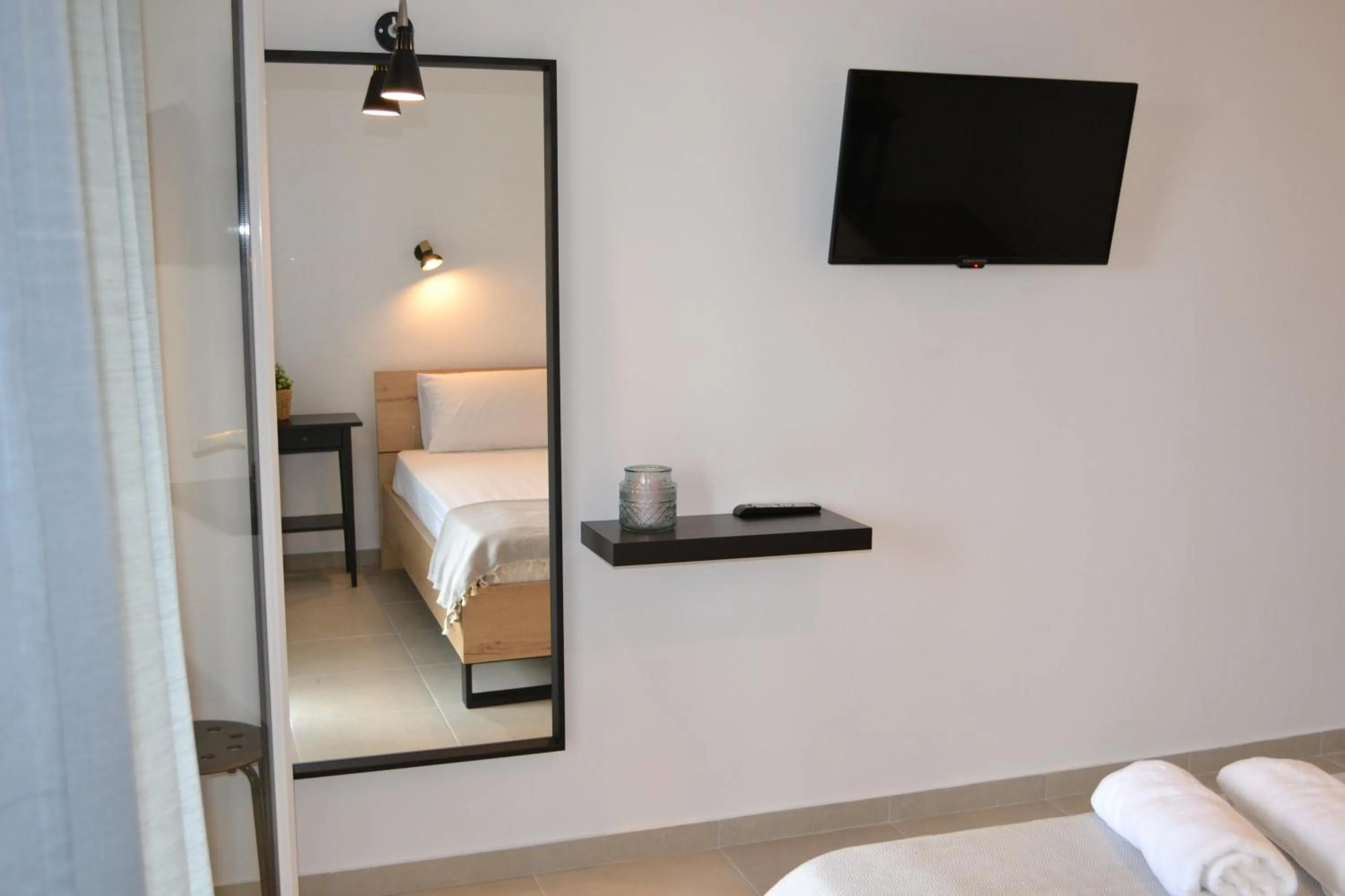 Photo of the whole room in Iliana Studios