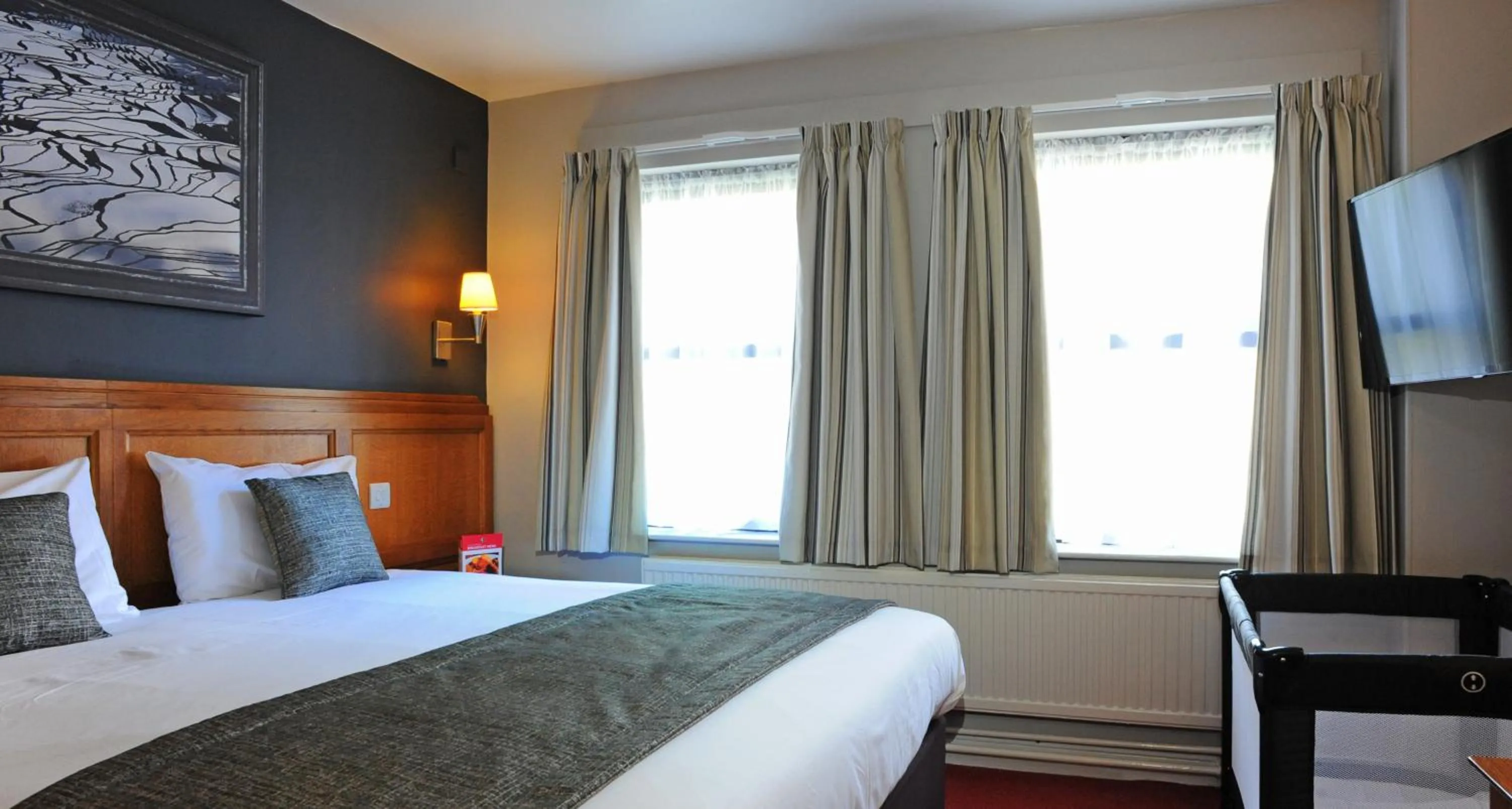 Photo of the whole room, Bed in Brentwood Inn by Greene King Inns