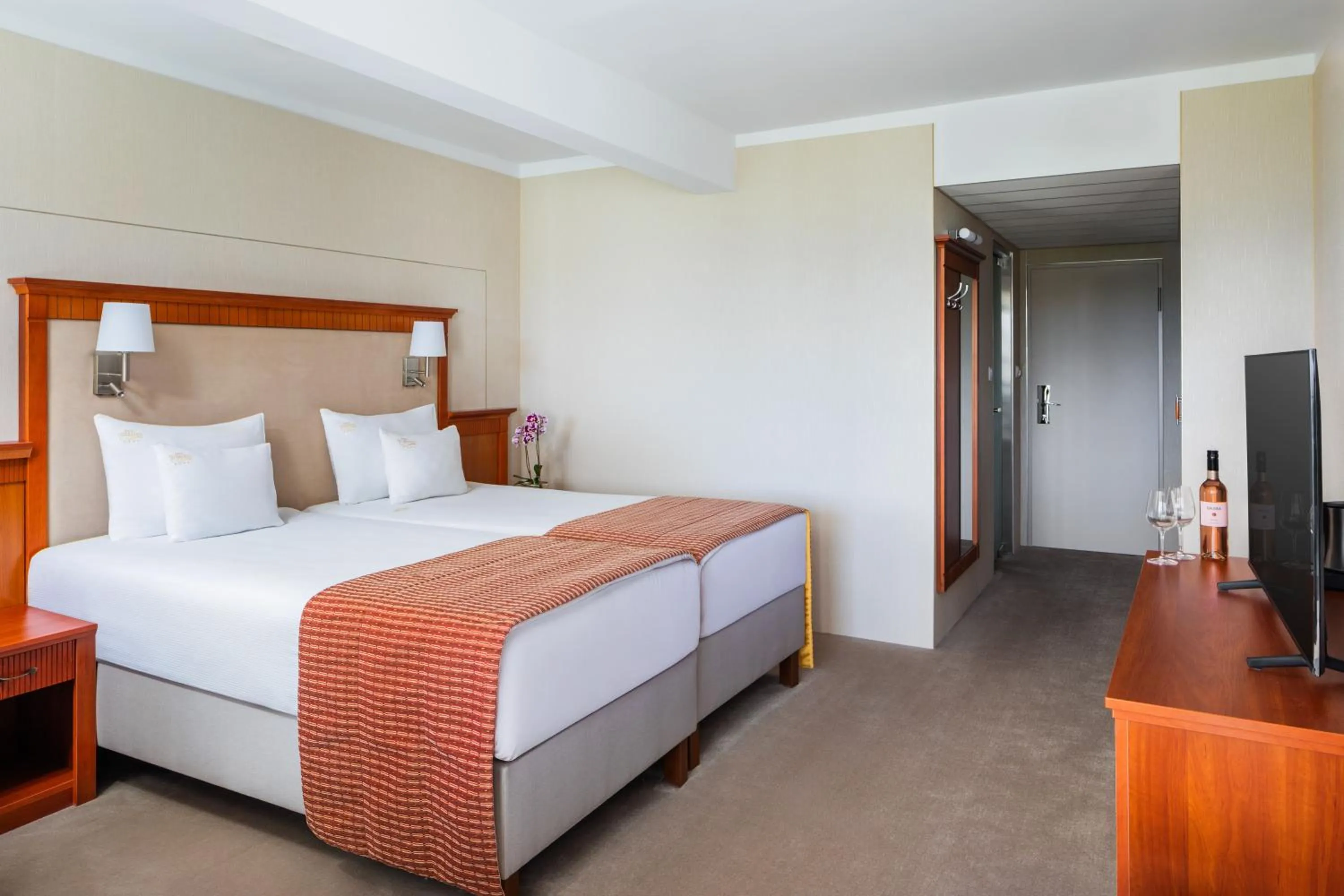 Photo of the whole room, Bed in Silvanus Hotel