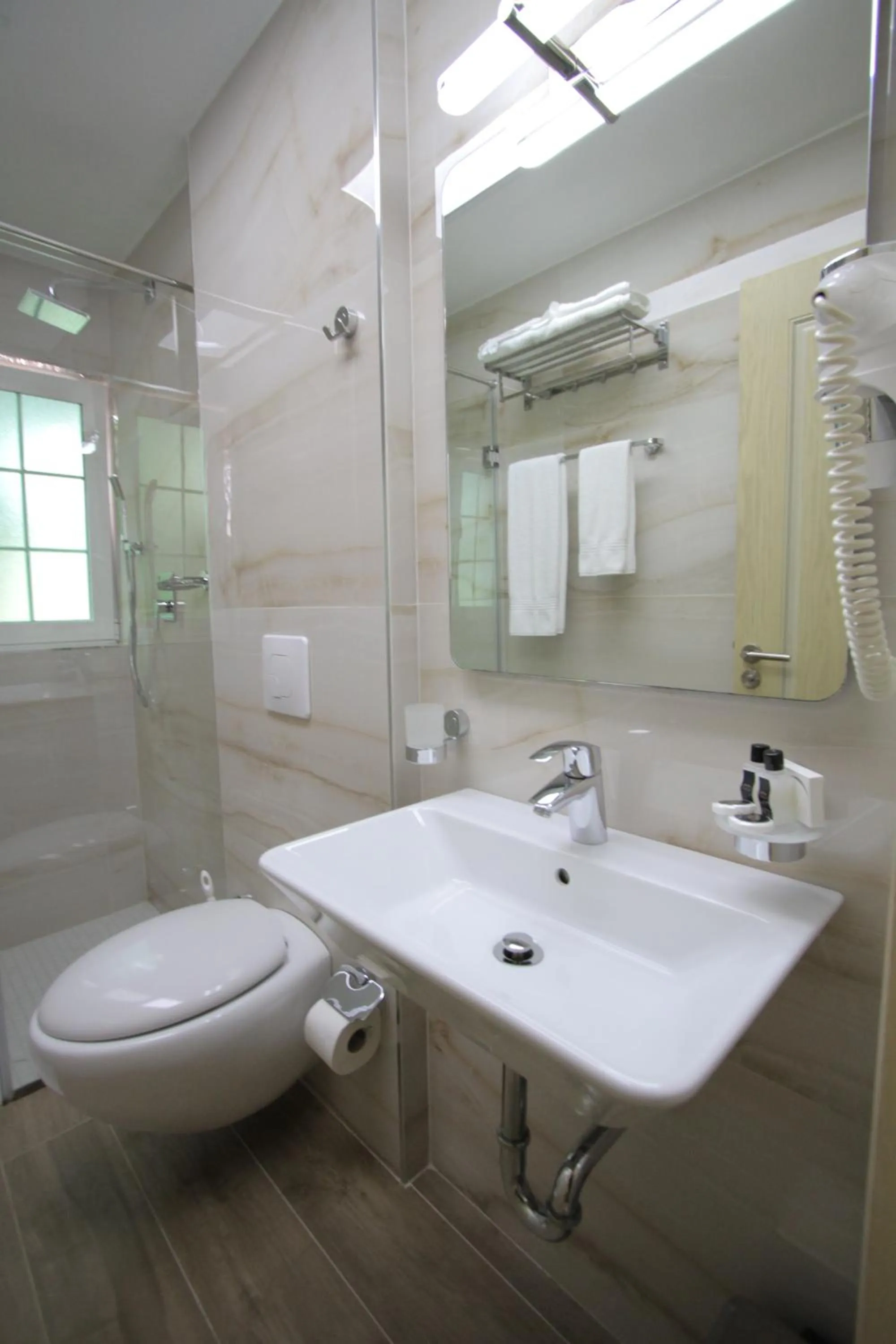 Shower in Capital Tirana Hotel Bruçi