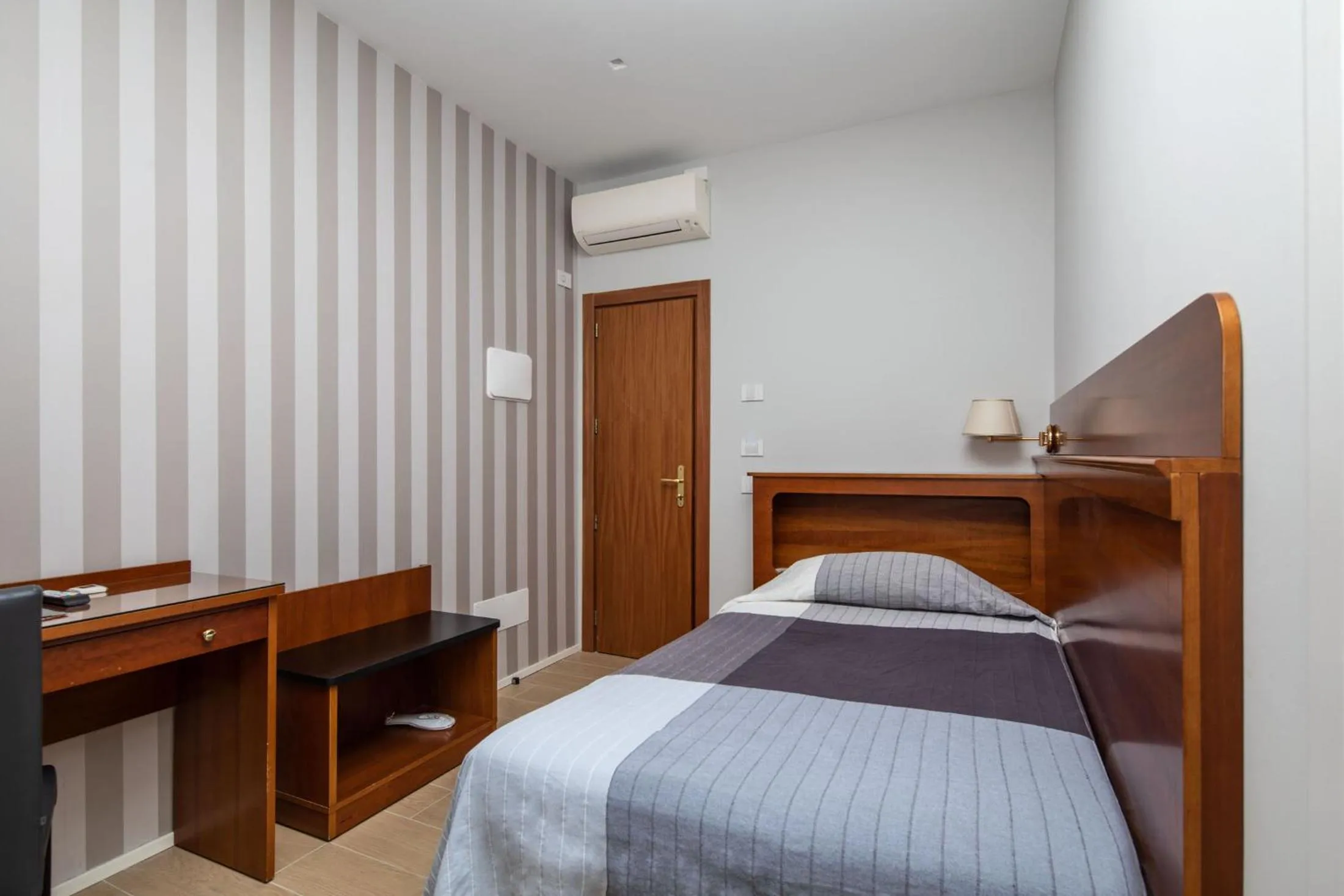 Bed in Hotel Excelsior Pavia