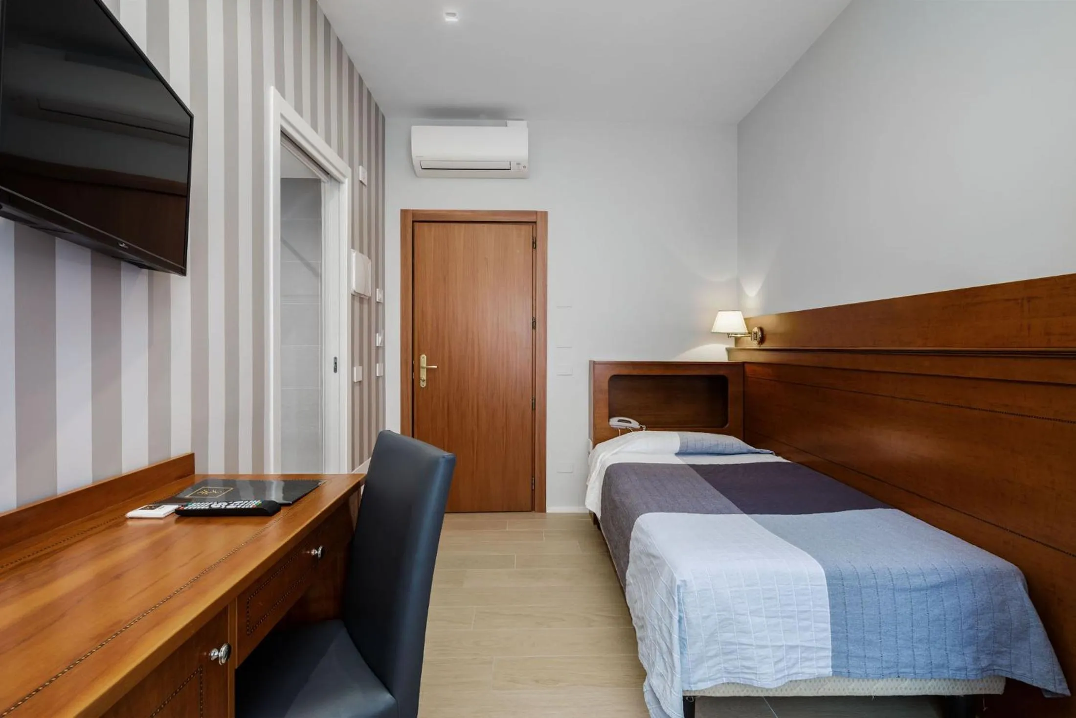 Bed in Hotel Excelsior Pavia