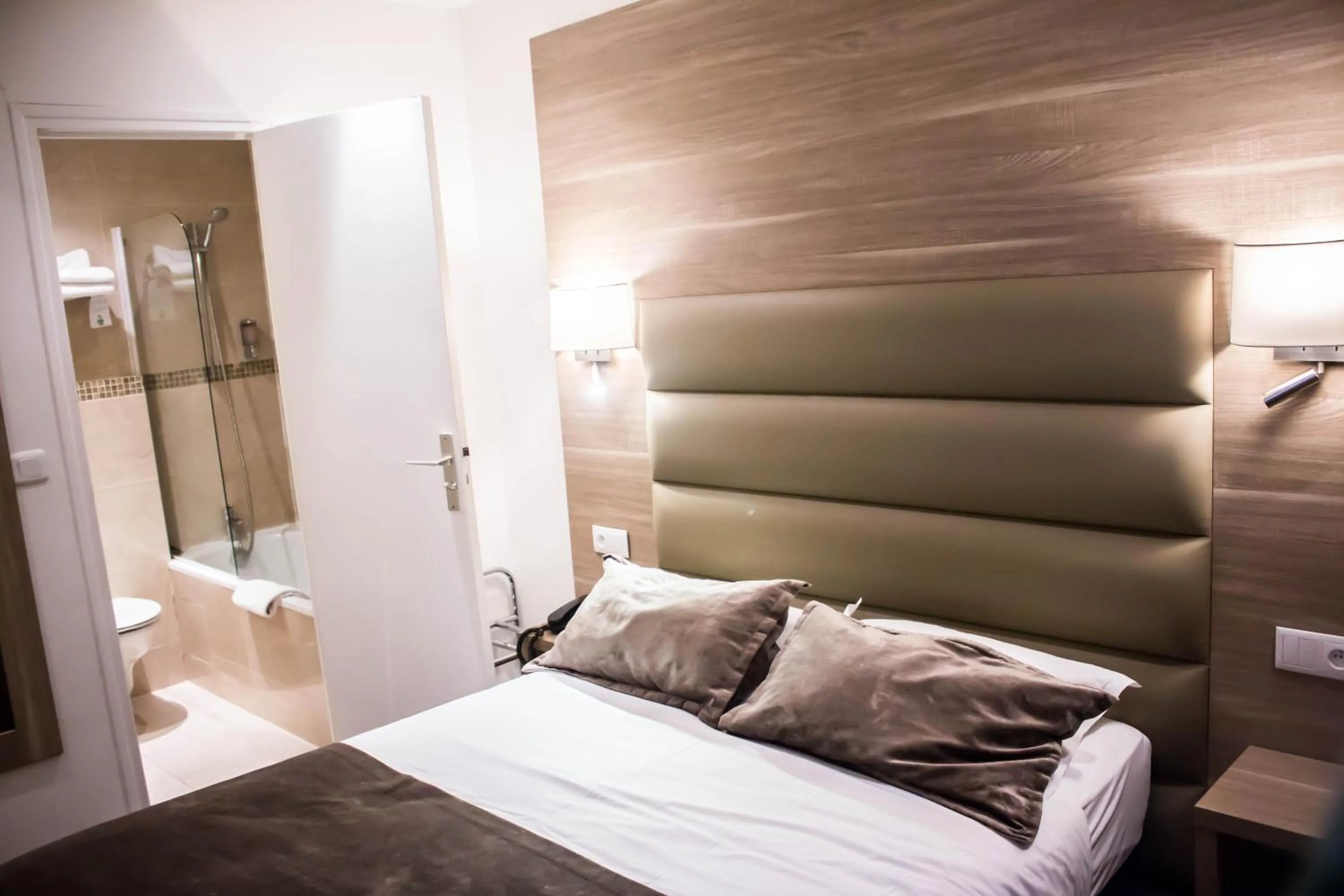 Photo of the whole room, Bed in Hotel Agenor