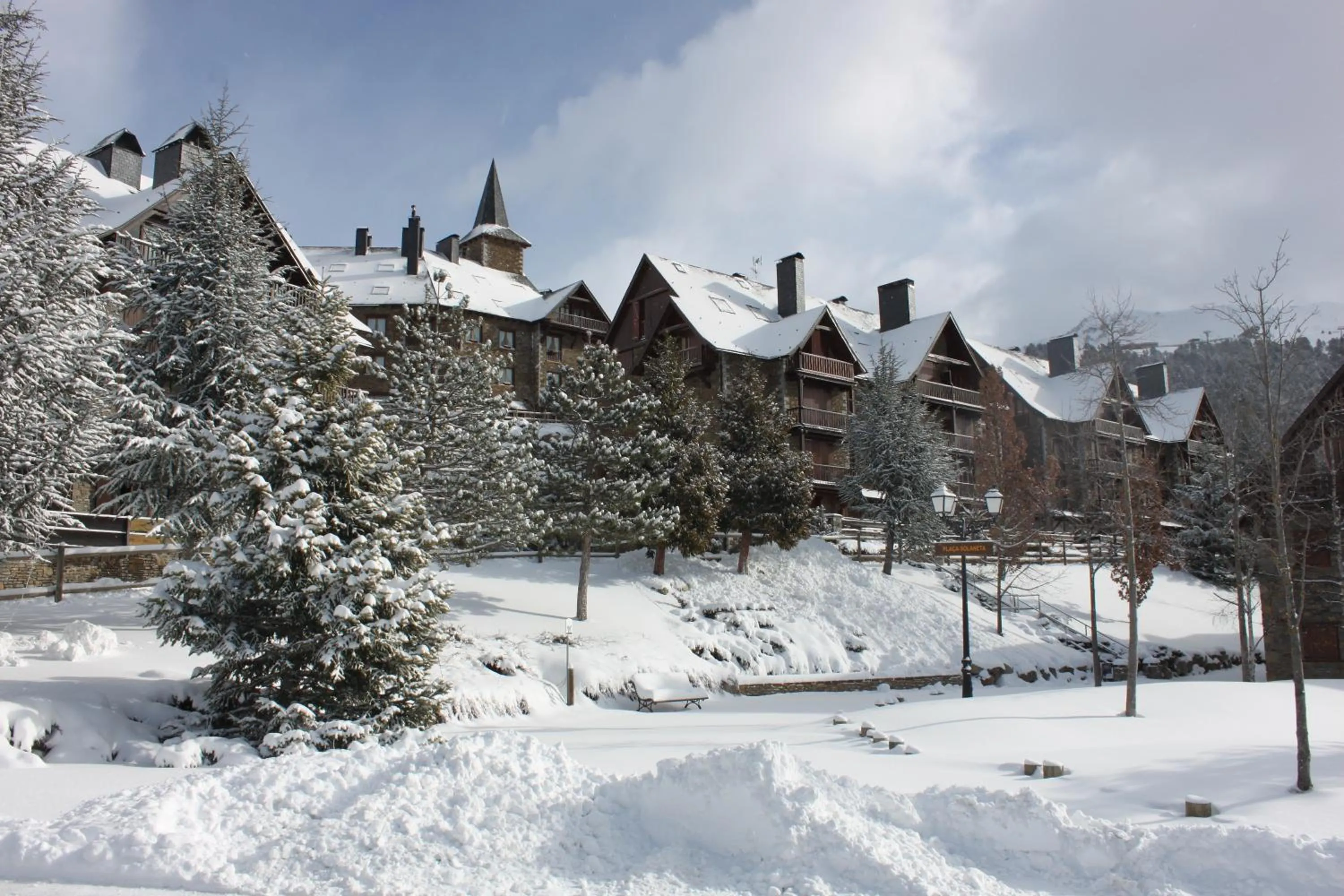 Property building in Baqueira Apartamentos Cota 1700 a pie de pistas