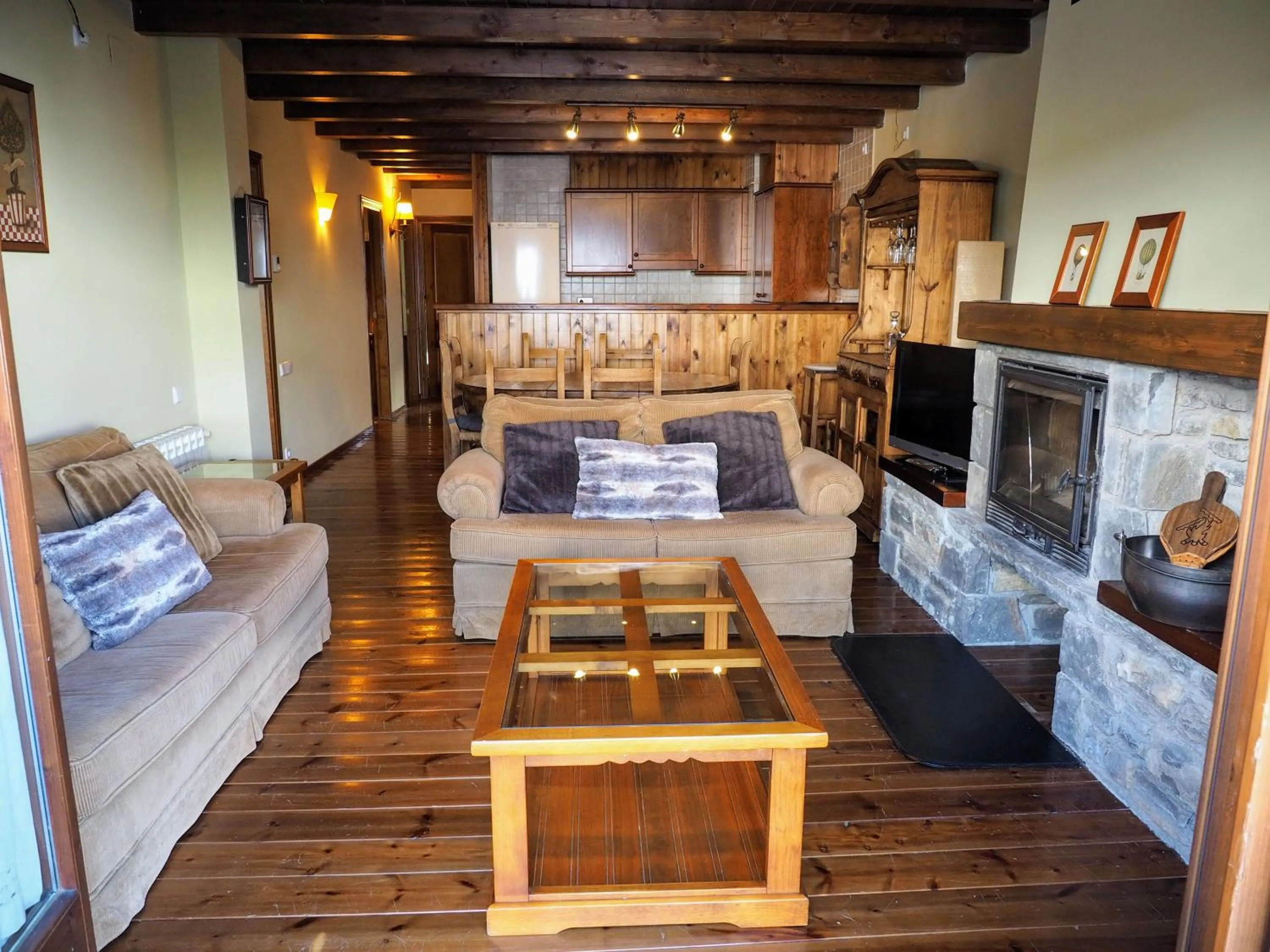 Communal lounge/ TV room in Baqueira Apartamentos Cota 1700 a pie de pistas