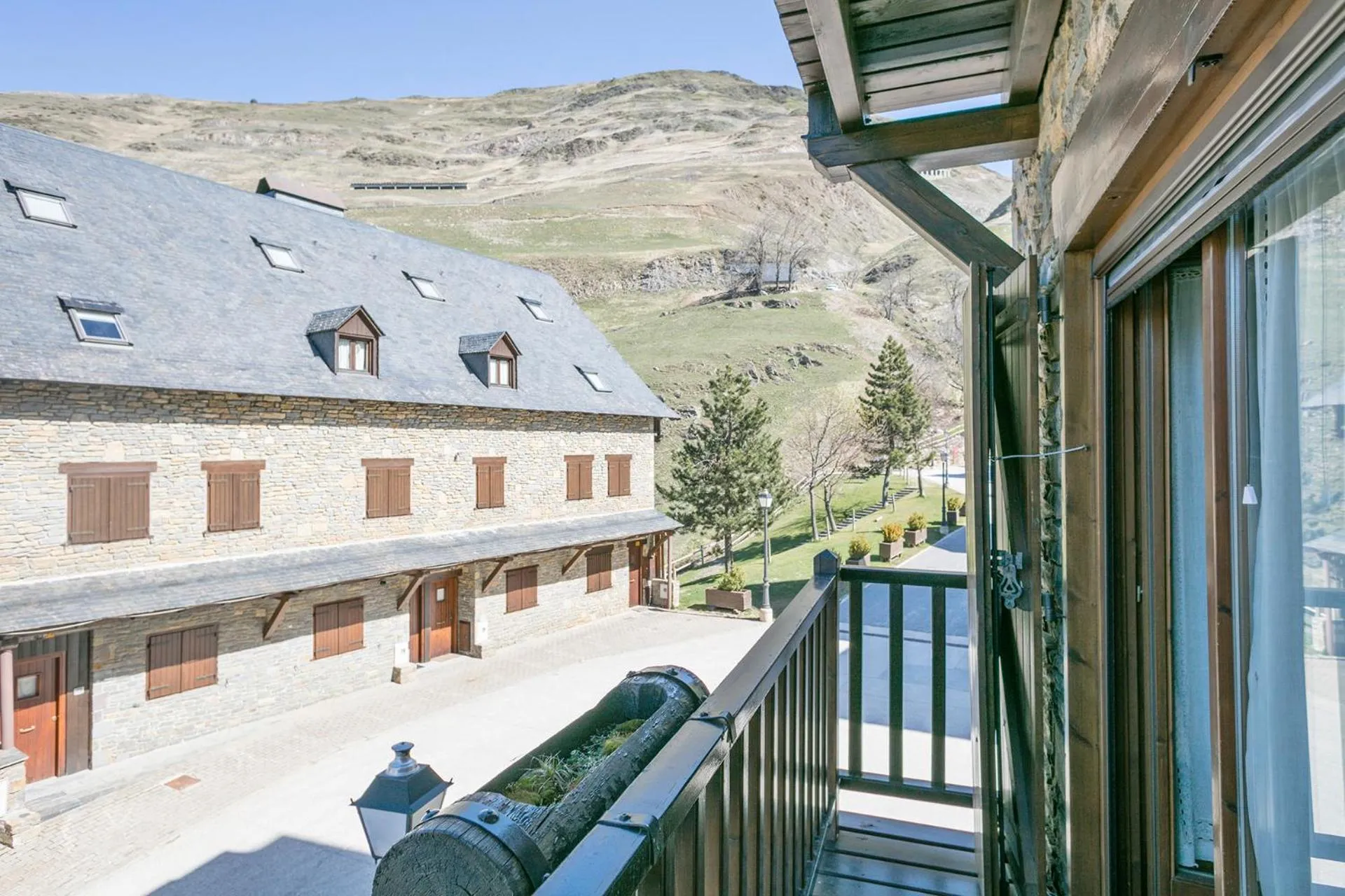 Property building in Baqueira Apartamentos Cota 1700 a pie de pistas