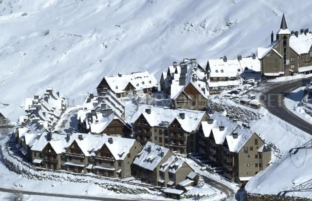 Property building in Baqueira Apartamentos Cota 1700 a pie de pistas