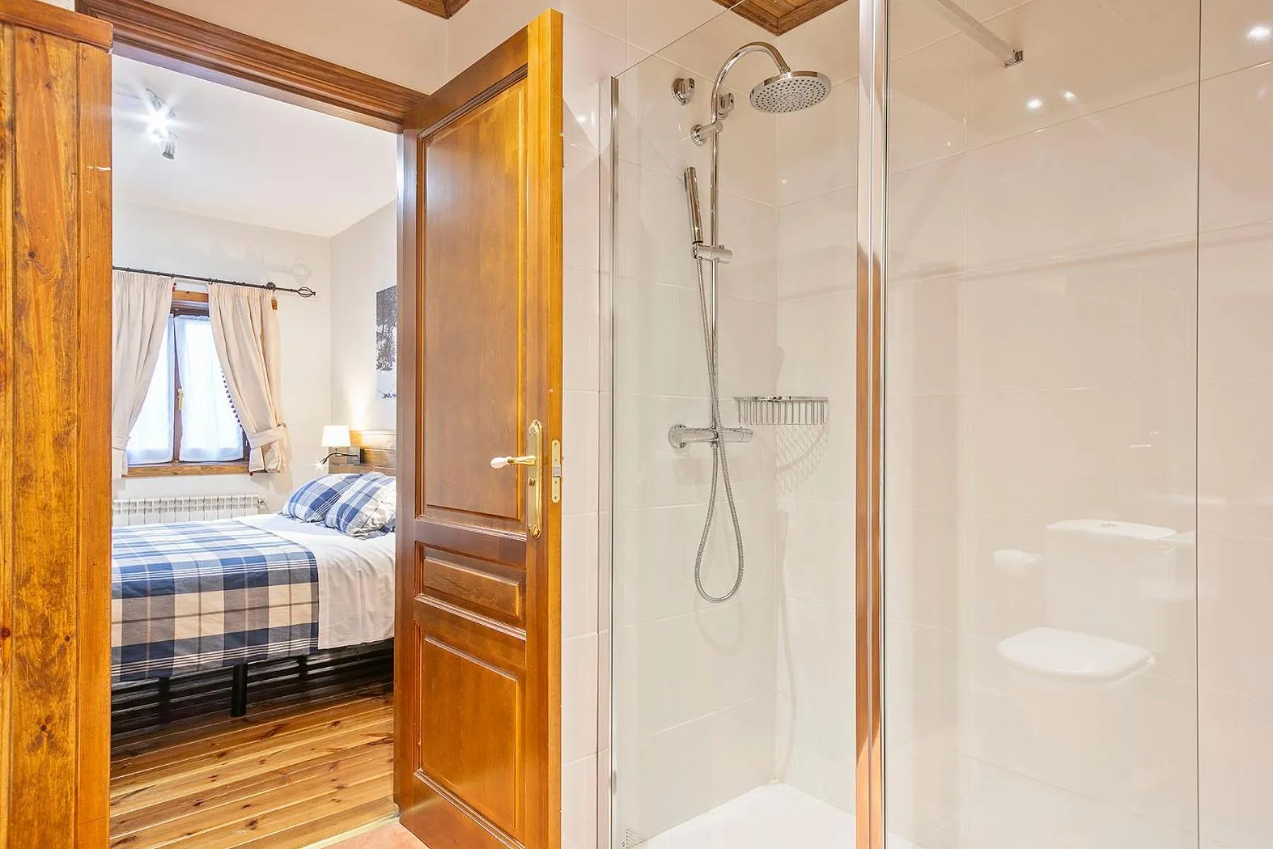 Shower, Bed in Baqueira Apartamentos Cota 1700 a pie de pistas