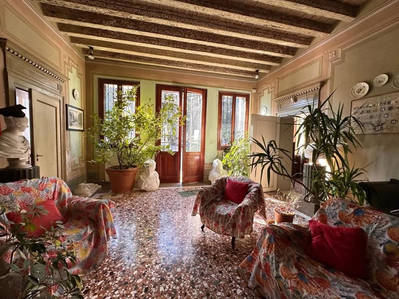 Communal lounge/ TV room in B&B Villa Gradenigo