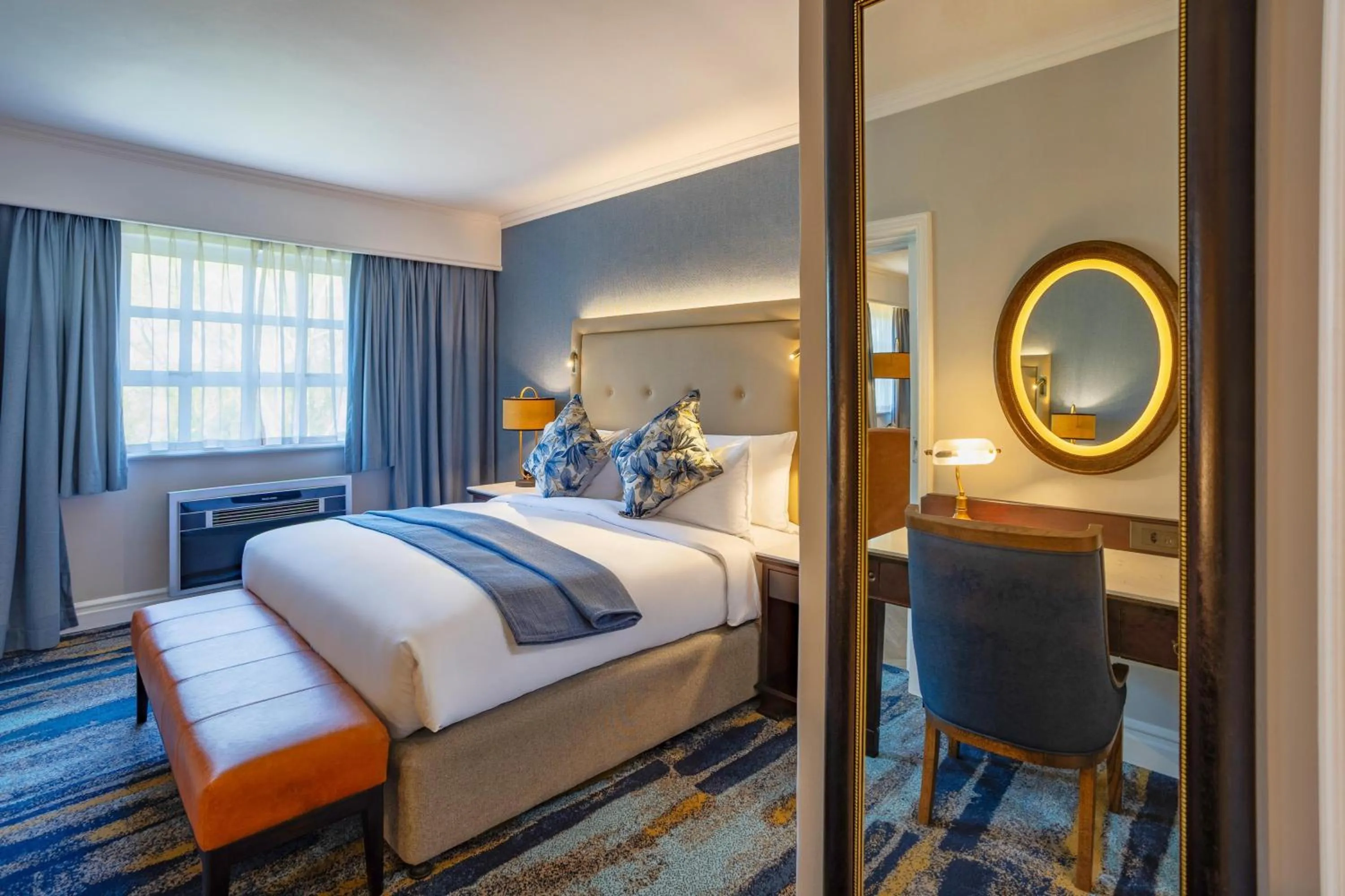 Photo of the whole room, Bed in Southern Sun Mbombela