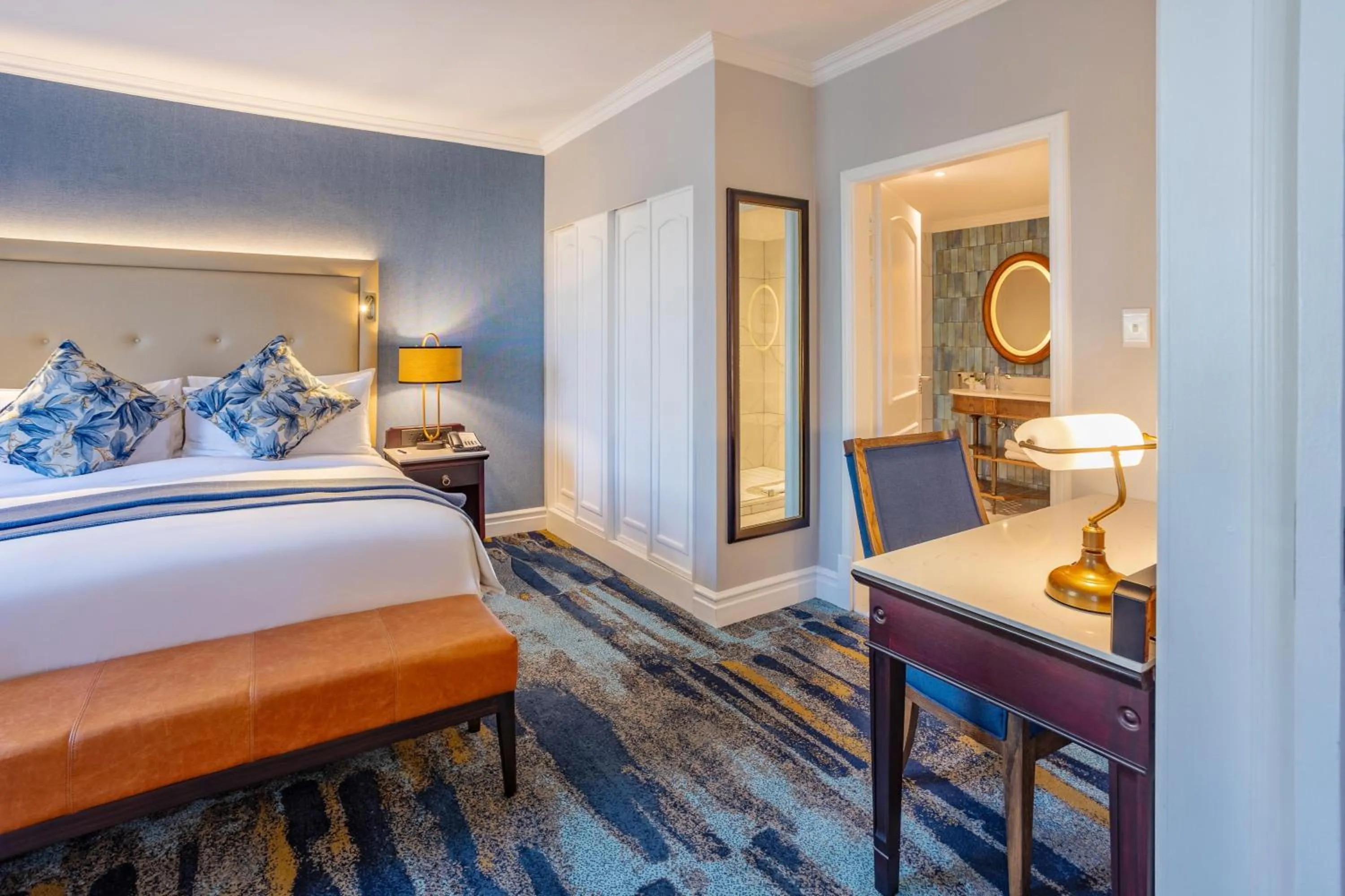 Photo of the whole room, Bed in Southern Sun Mbombela