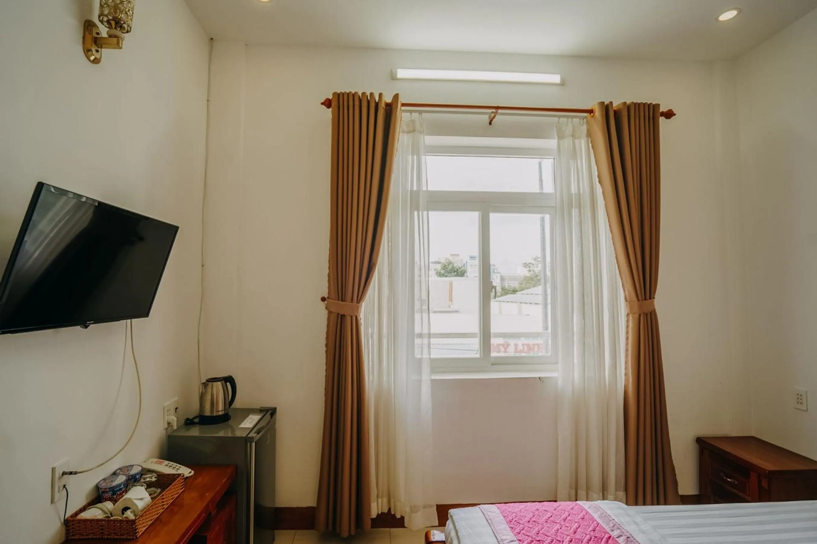 TV and multimedia, Bed in Tulip Hotel