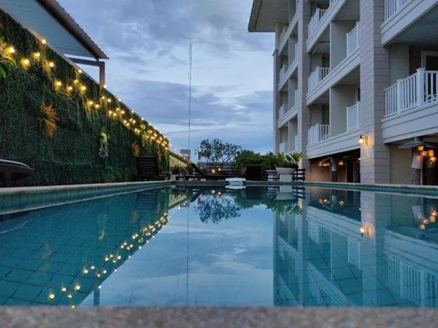 Swimming Pool in 51 Fashion Hotel