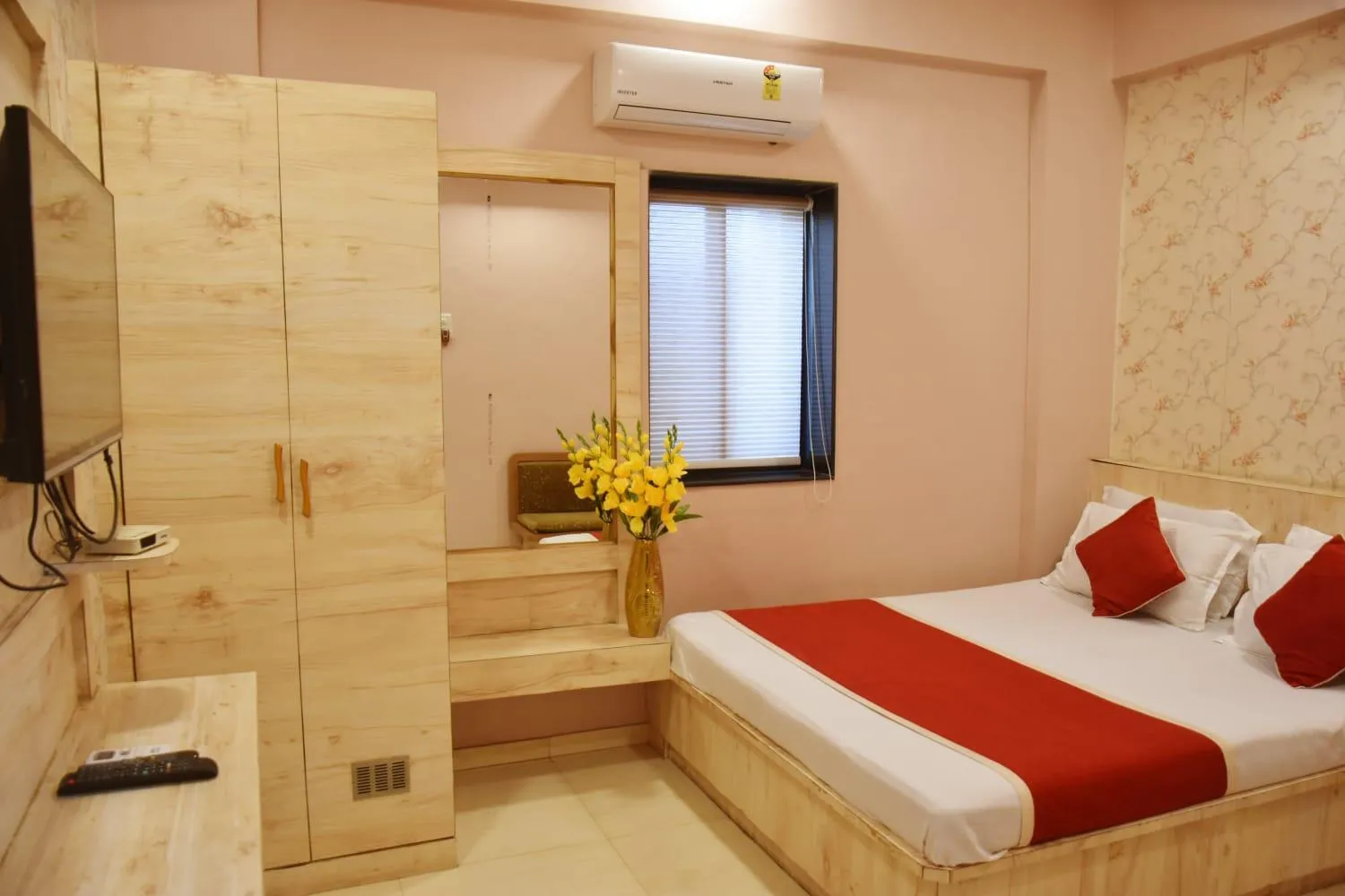 Photo of the whole room, Bed in Hotel Saideep Villas, Shirdi