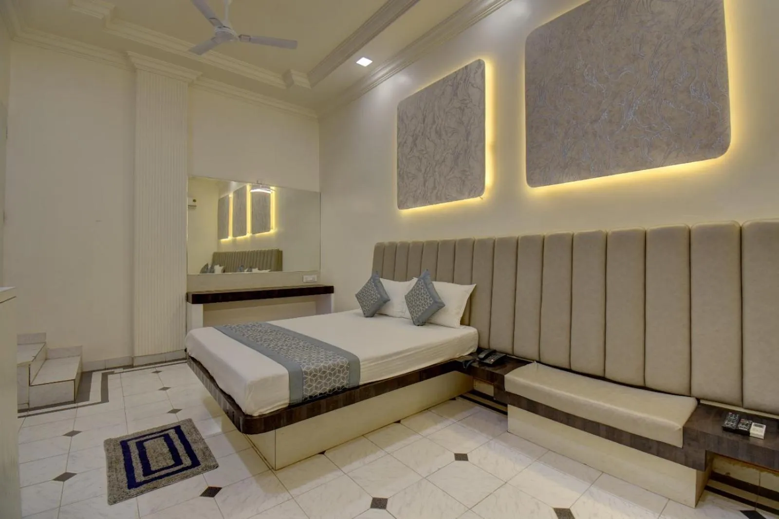 Bed in Hotel Saideep Villas, Shirdi