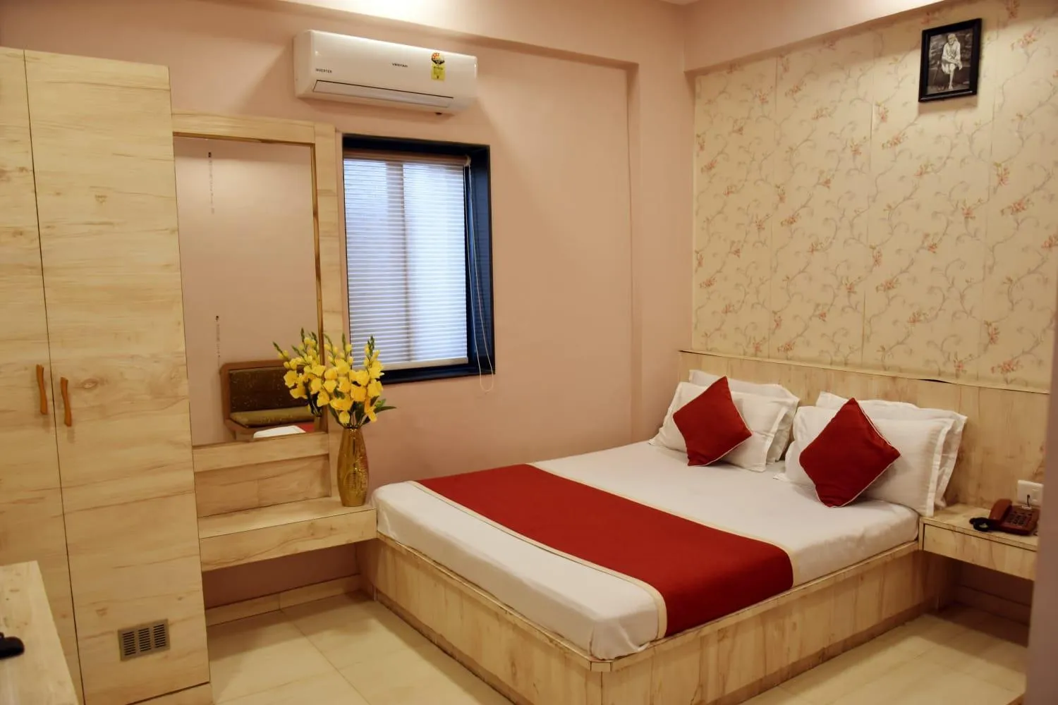 Bed in Hotel Saideep Villas, Shirdi