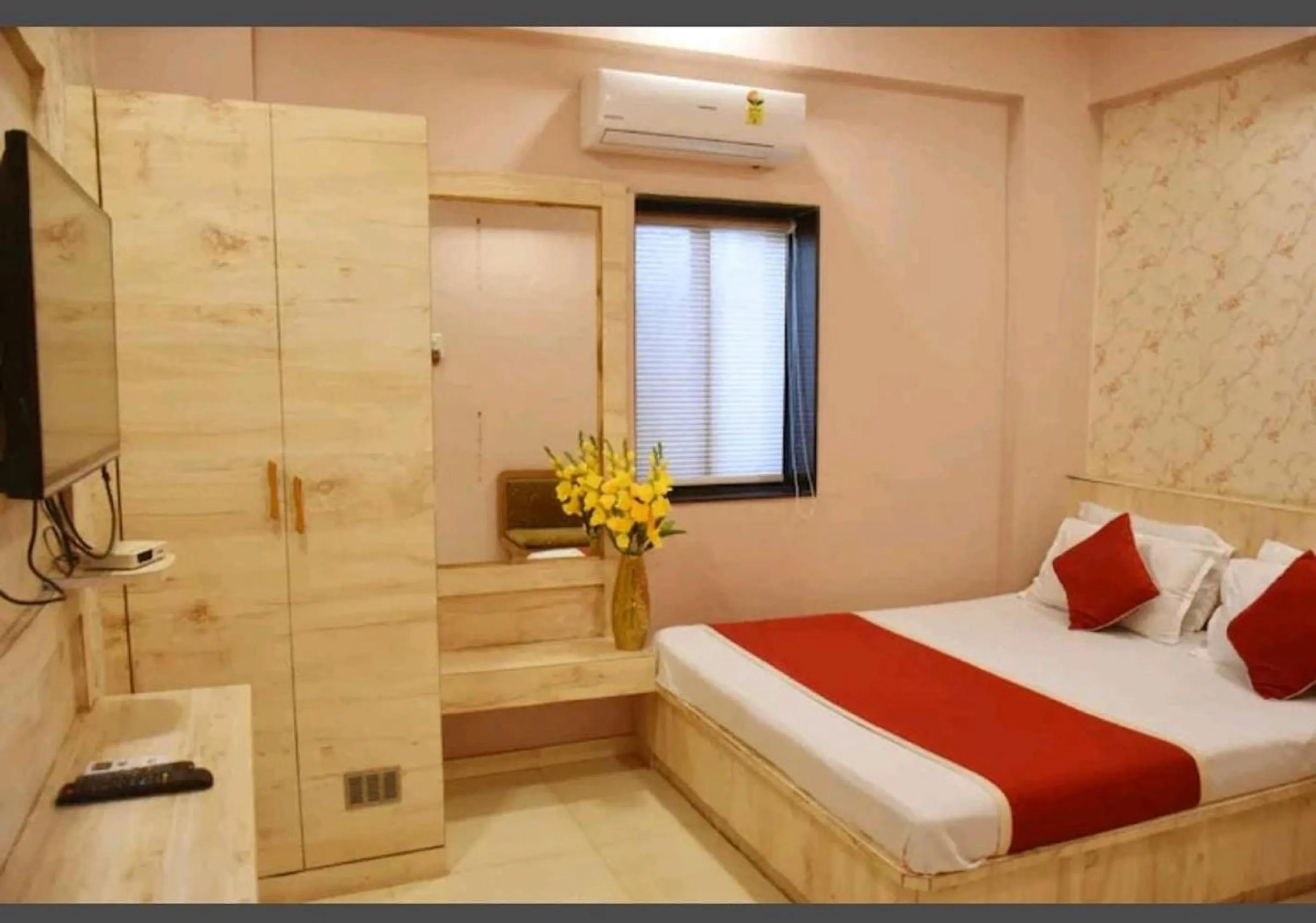 Bed in Hotel Saideep Villas, Shirdi