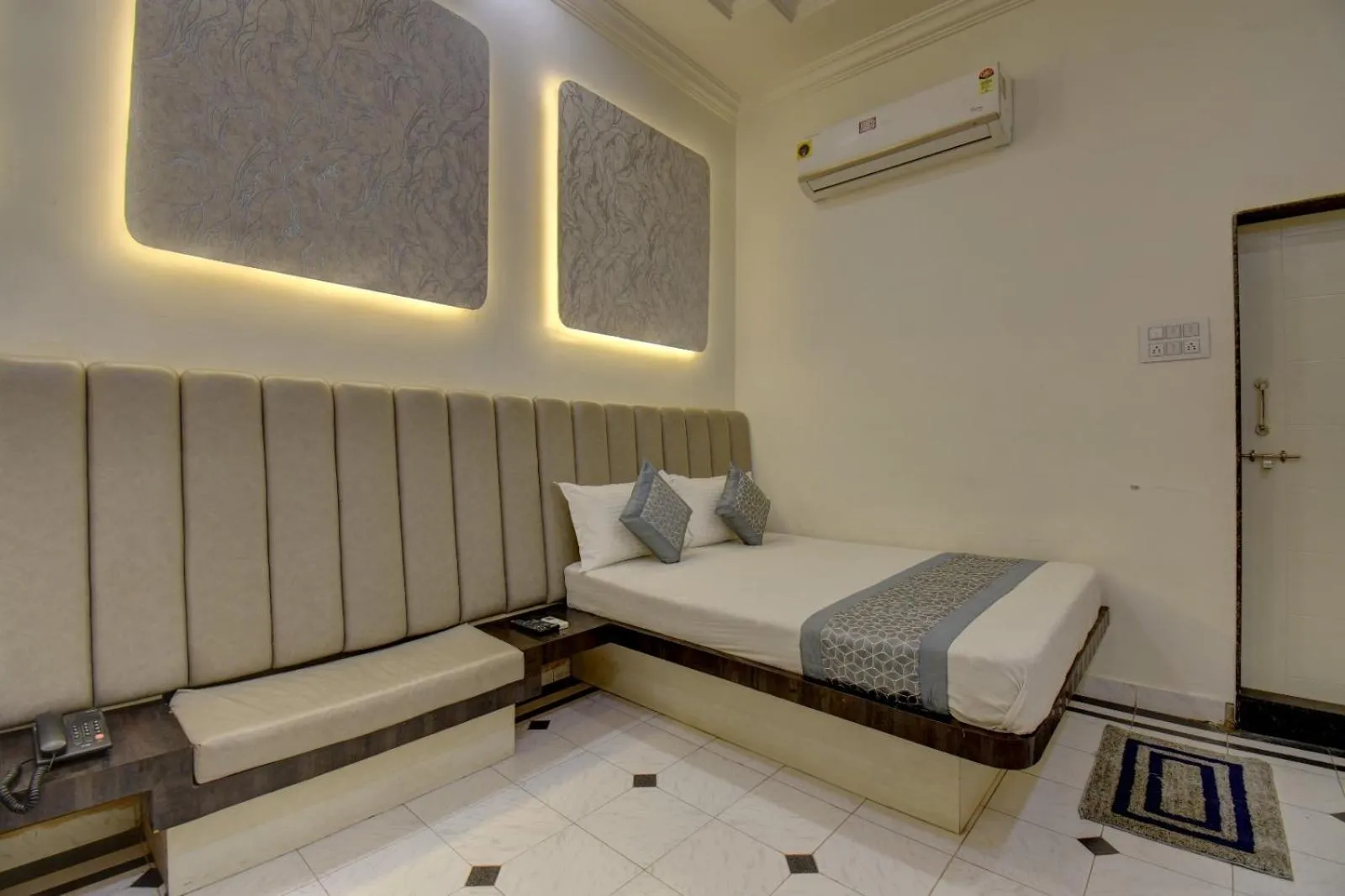 Bed in Hotel Saideep Villas, Shirdi
