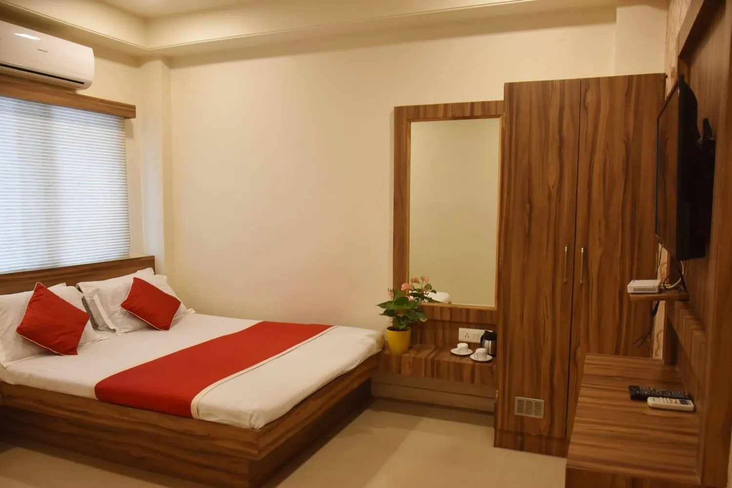 TV and multimedia, Bed in Hotel Saideep Villas, Shirdi