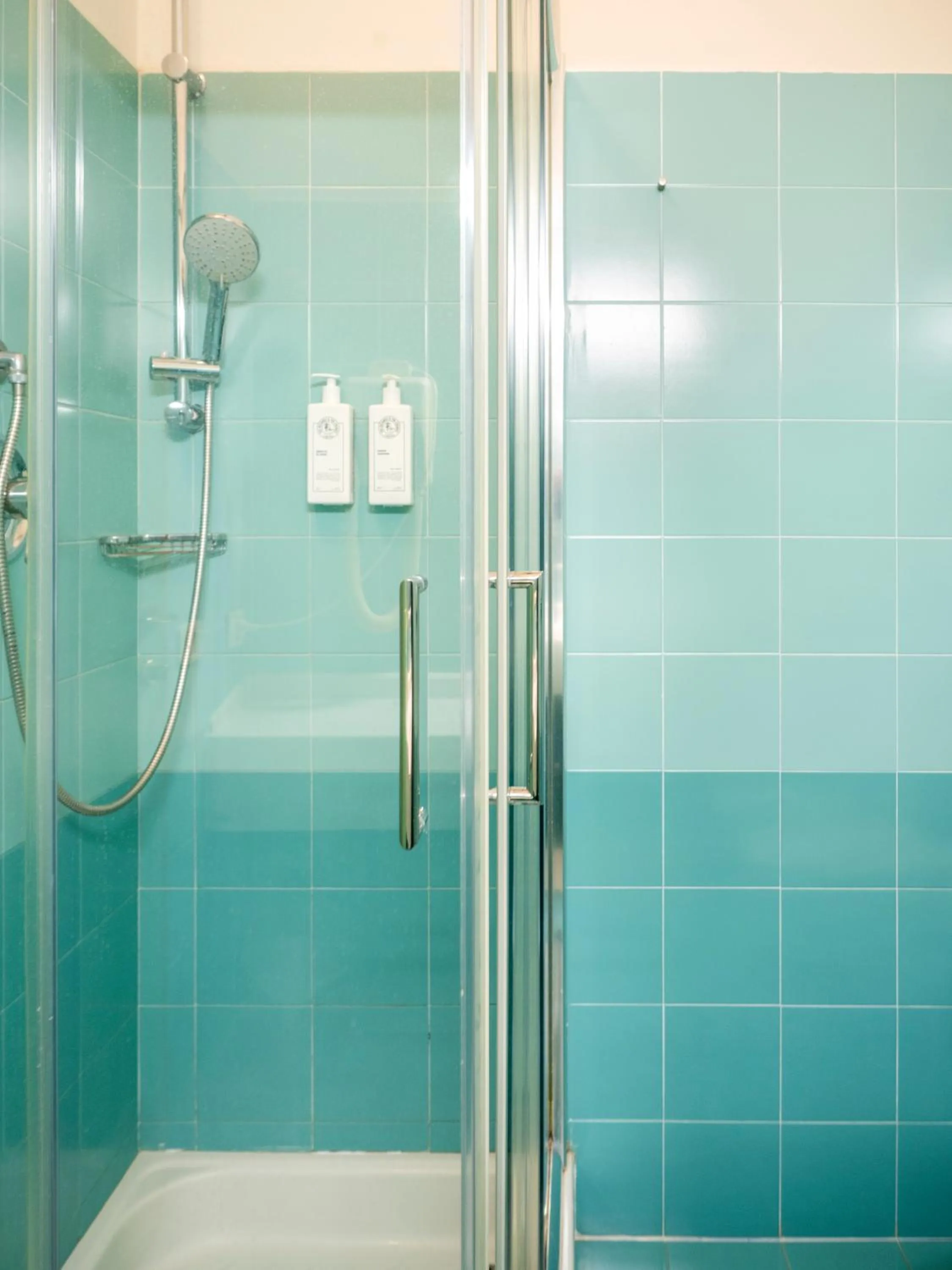 Shower in Hotel Altamira