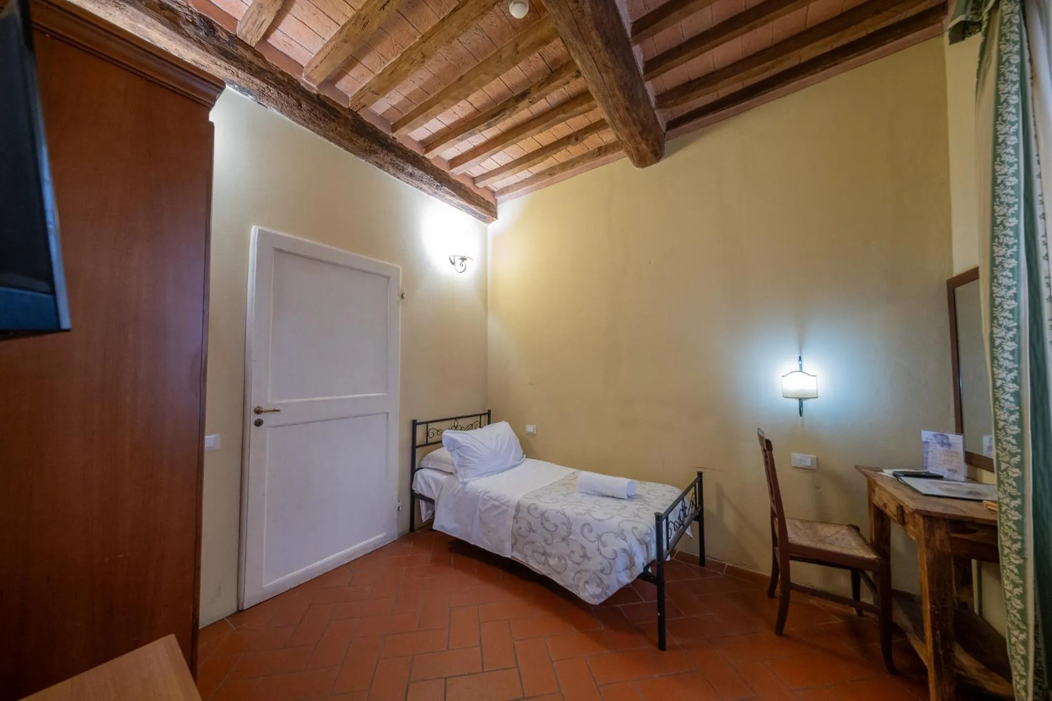 Photo of the whole room, Bed in San Tommaso