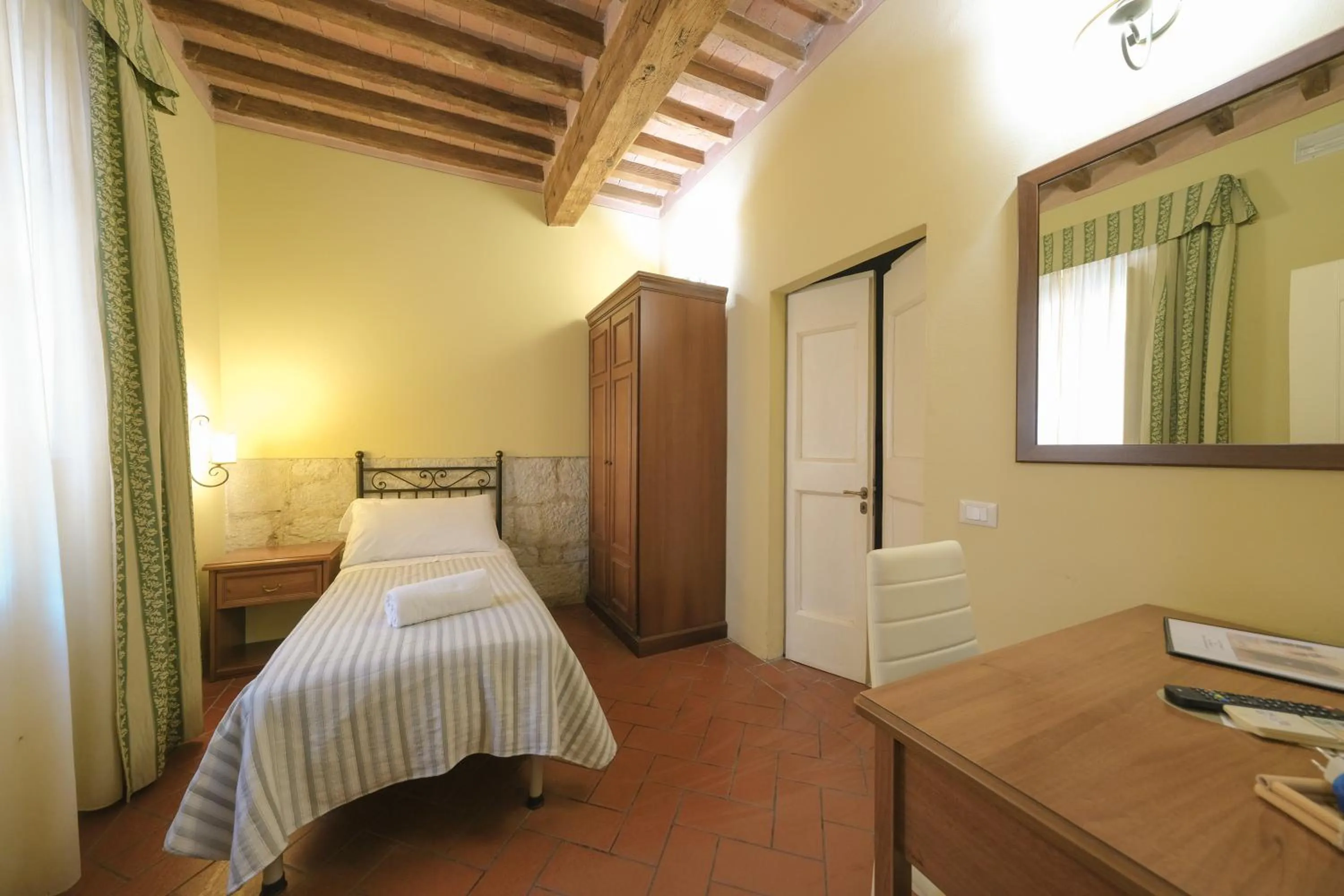 Bedroom, Bed in San Tommaso