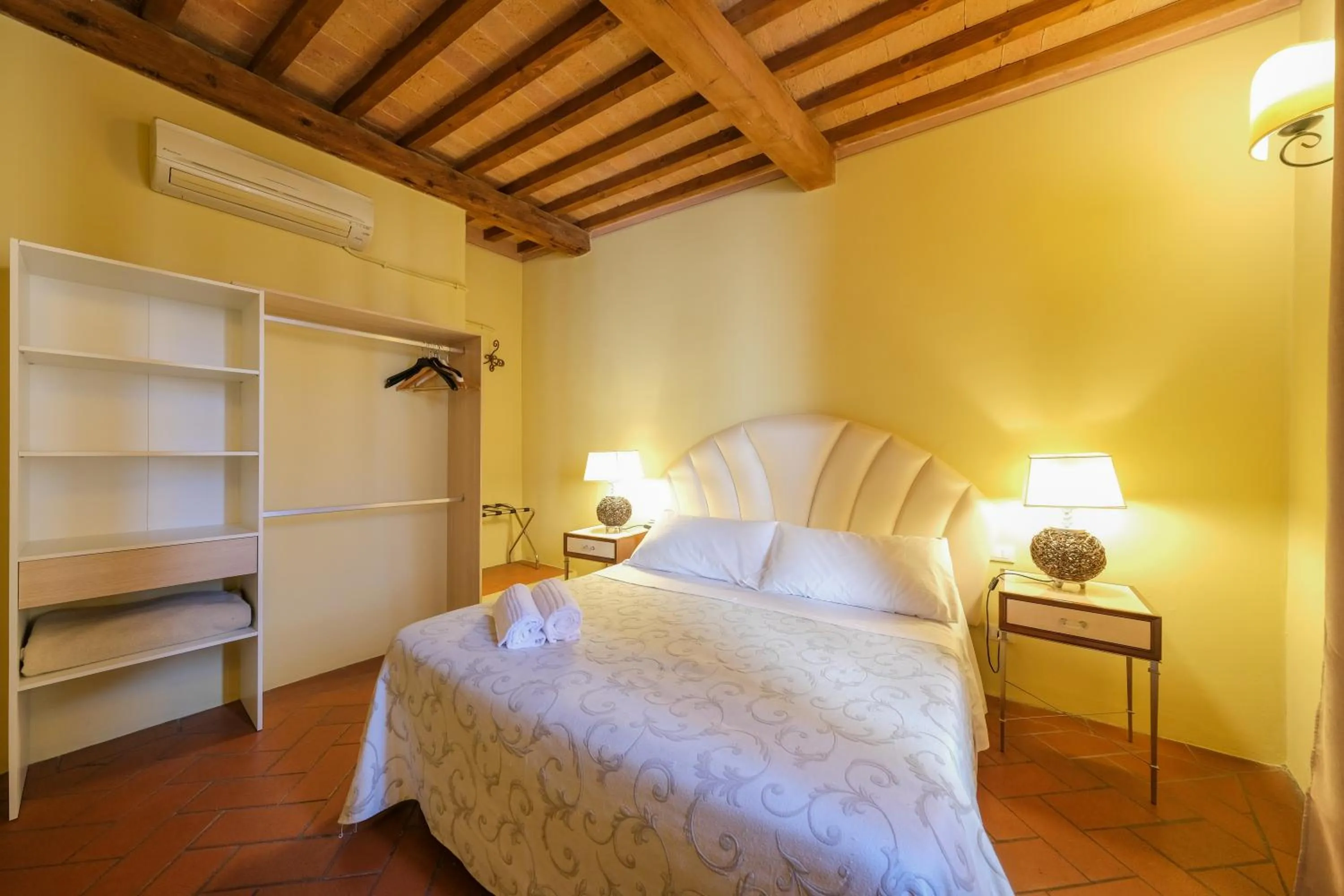 Bedroom, Bed in San Tommaso