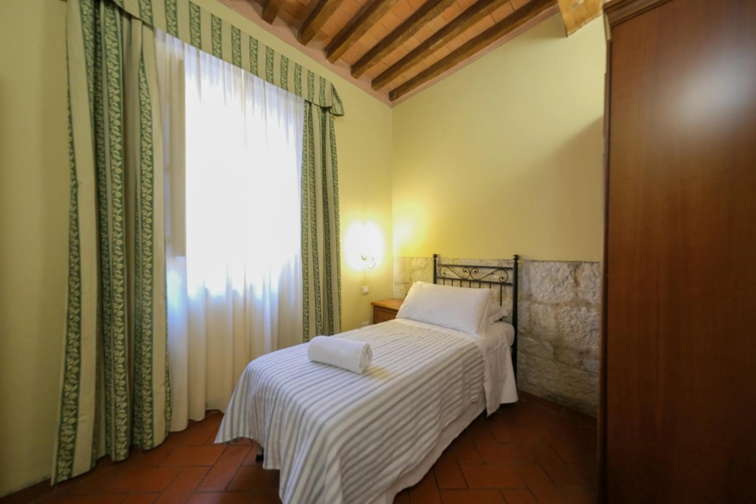 Bedroom, Bed in San Tommaso