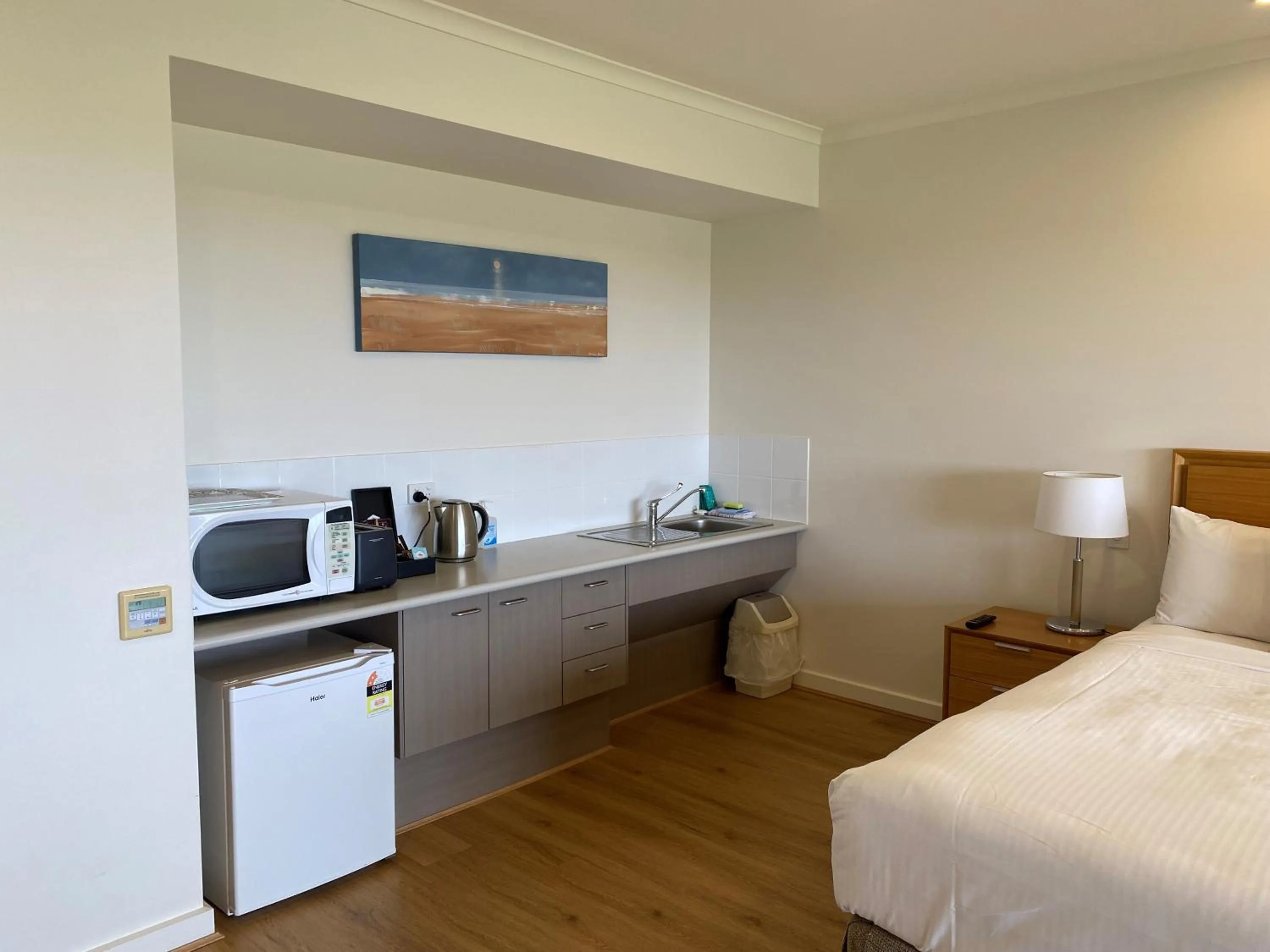 Kitchen or kitchenette, Bed in Lady Bay Hotel