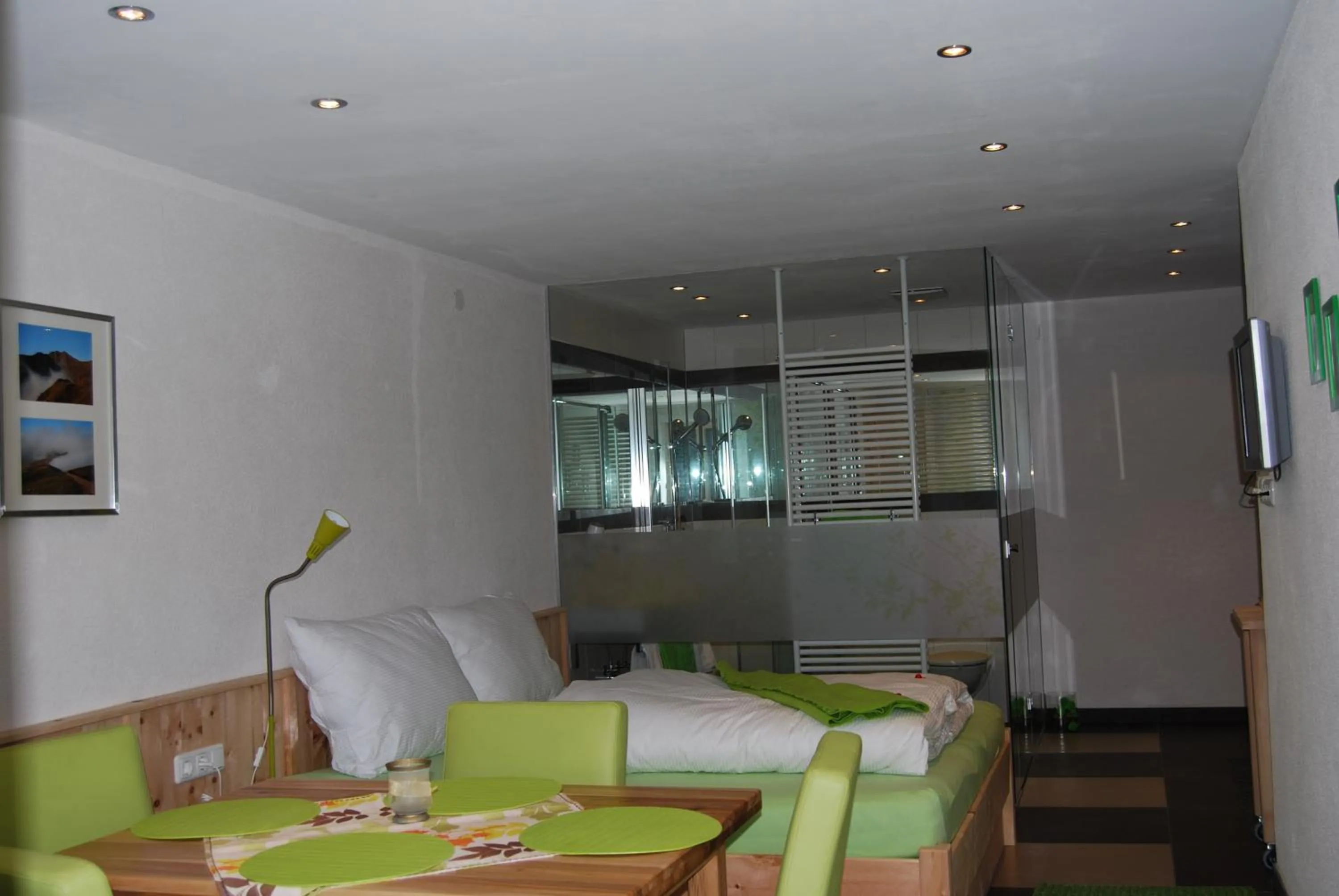 Photo of the whole room, Bed in Apart Stotter