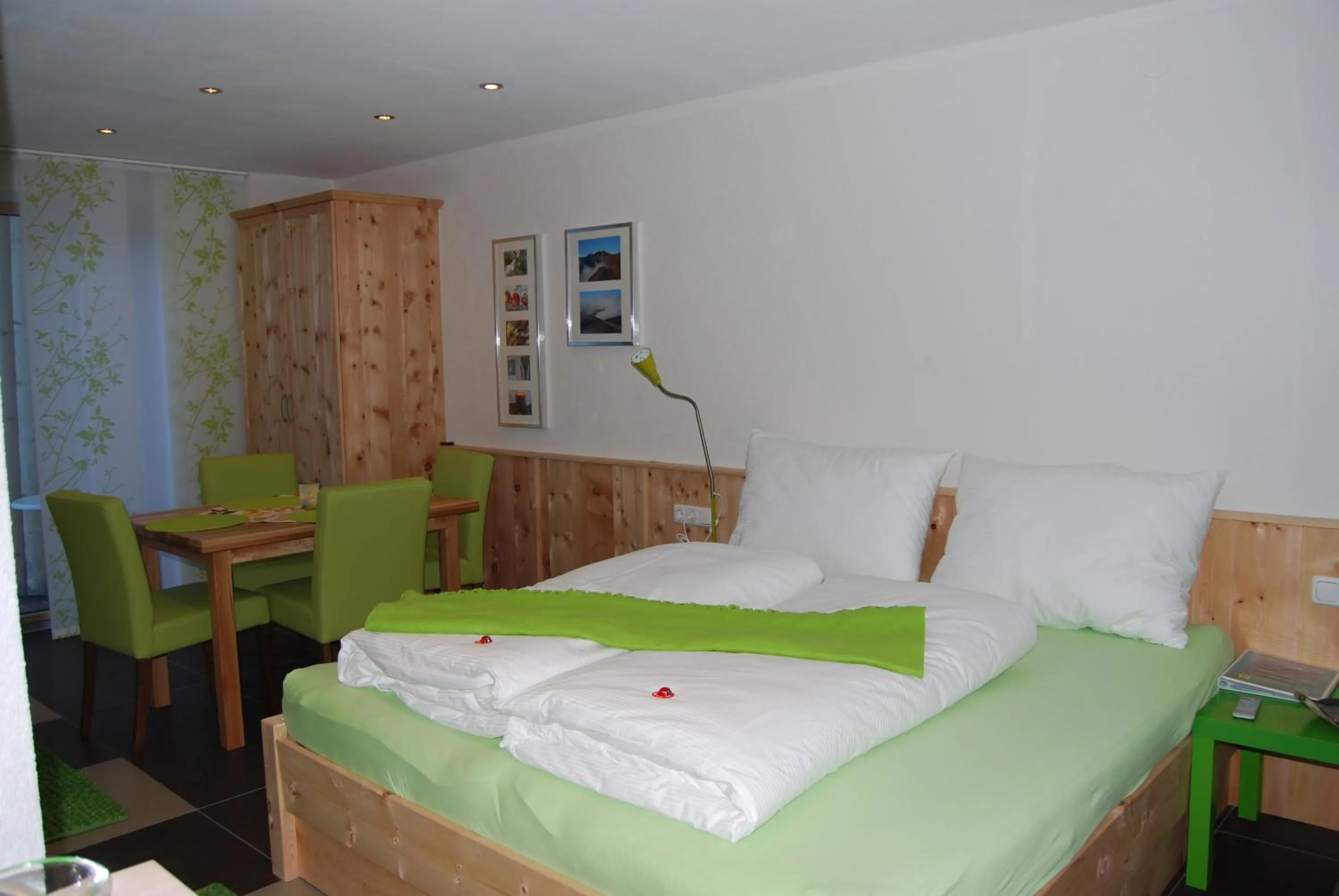 Photo of the whole room, Bed in Apart Stotter