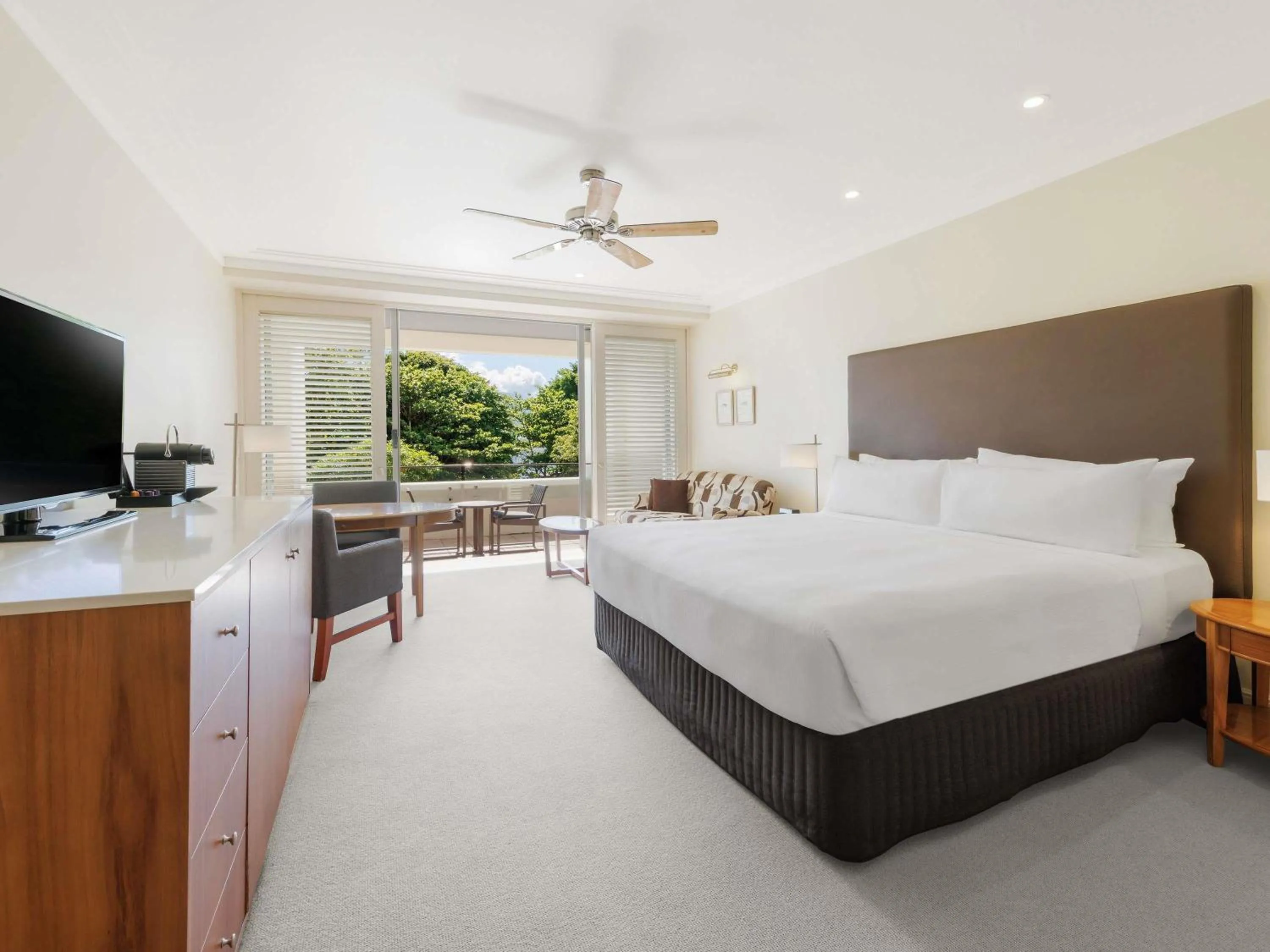 Bedroom, Bed in Pullman Reef Hotel Casino