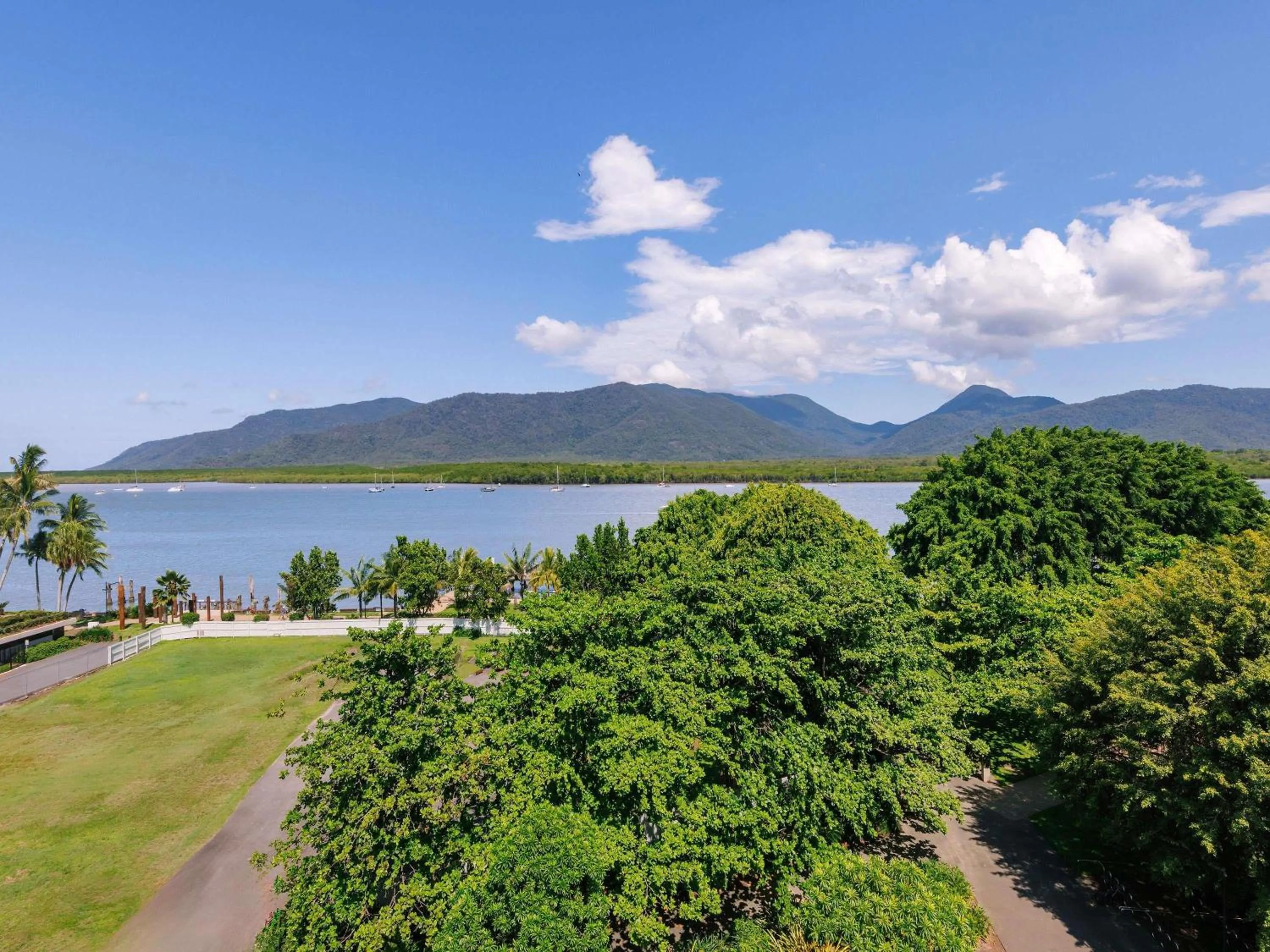 Bedroom in Pullman Reef Hotel Casino
