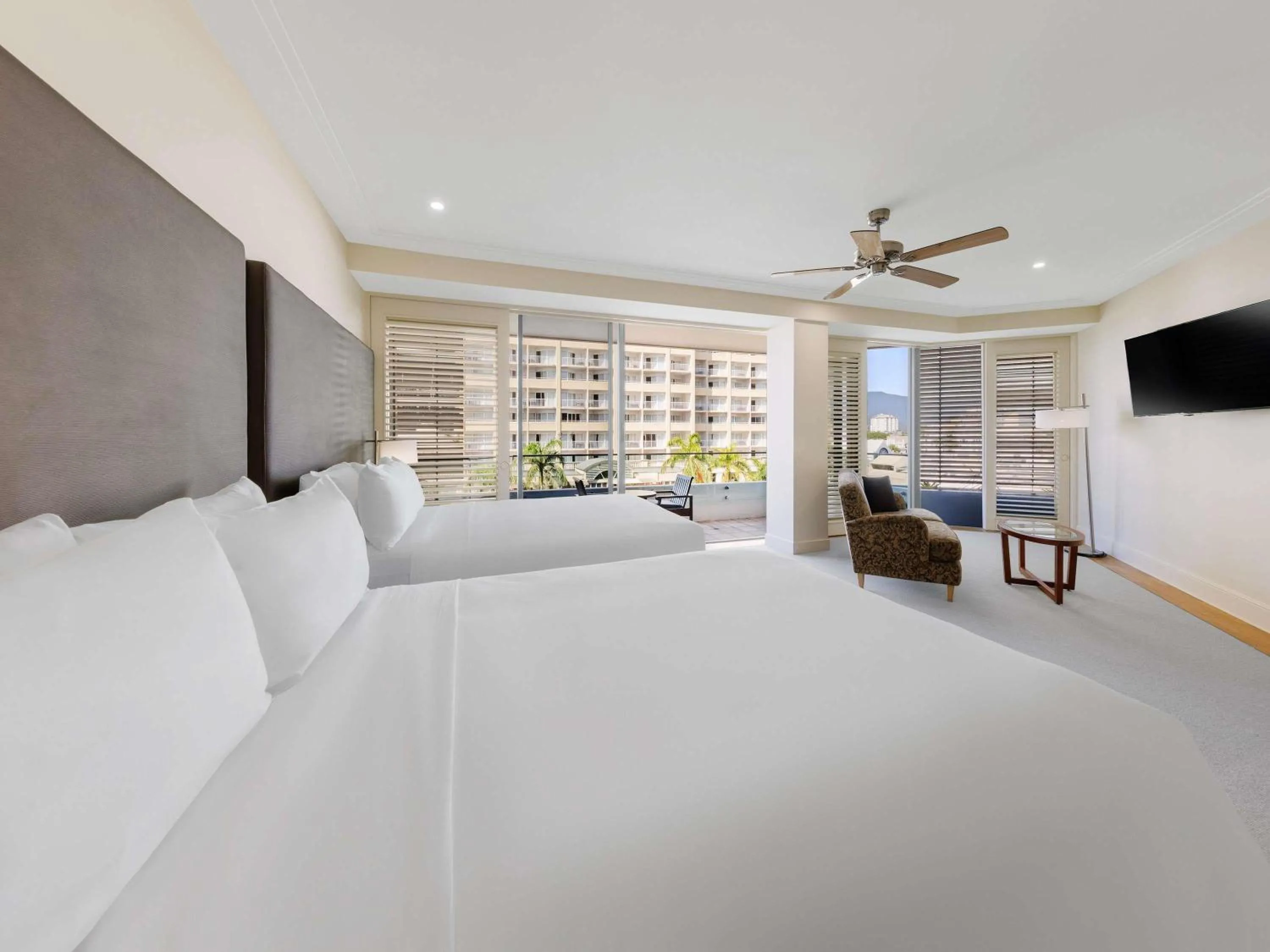 Bedroom, Bed in Pullman Reef Hotel Casino