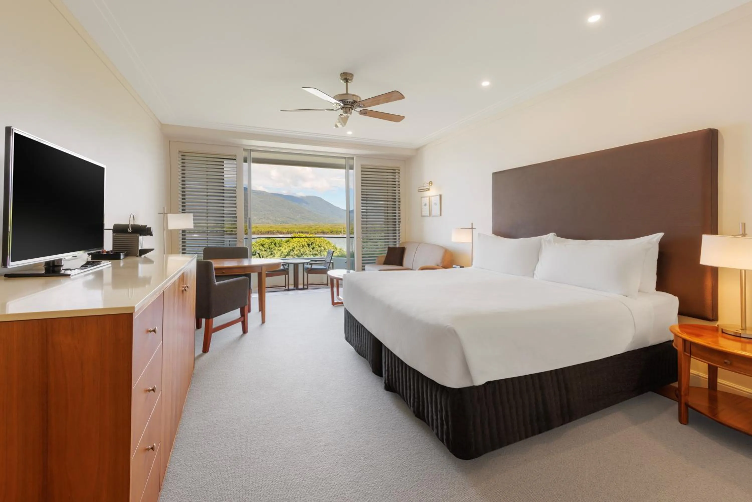 View (from property/room), Bed in Pullman Reef Hotel Casino