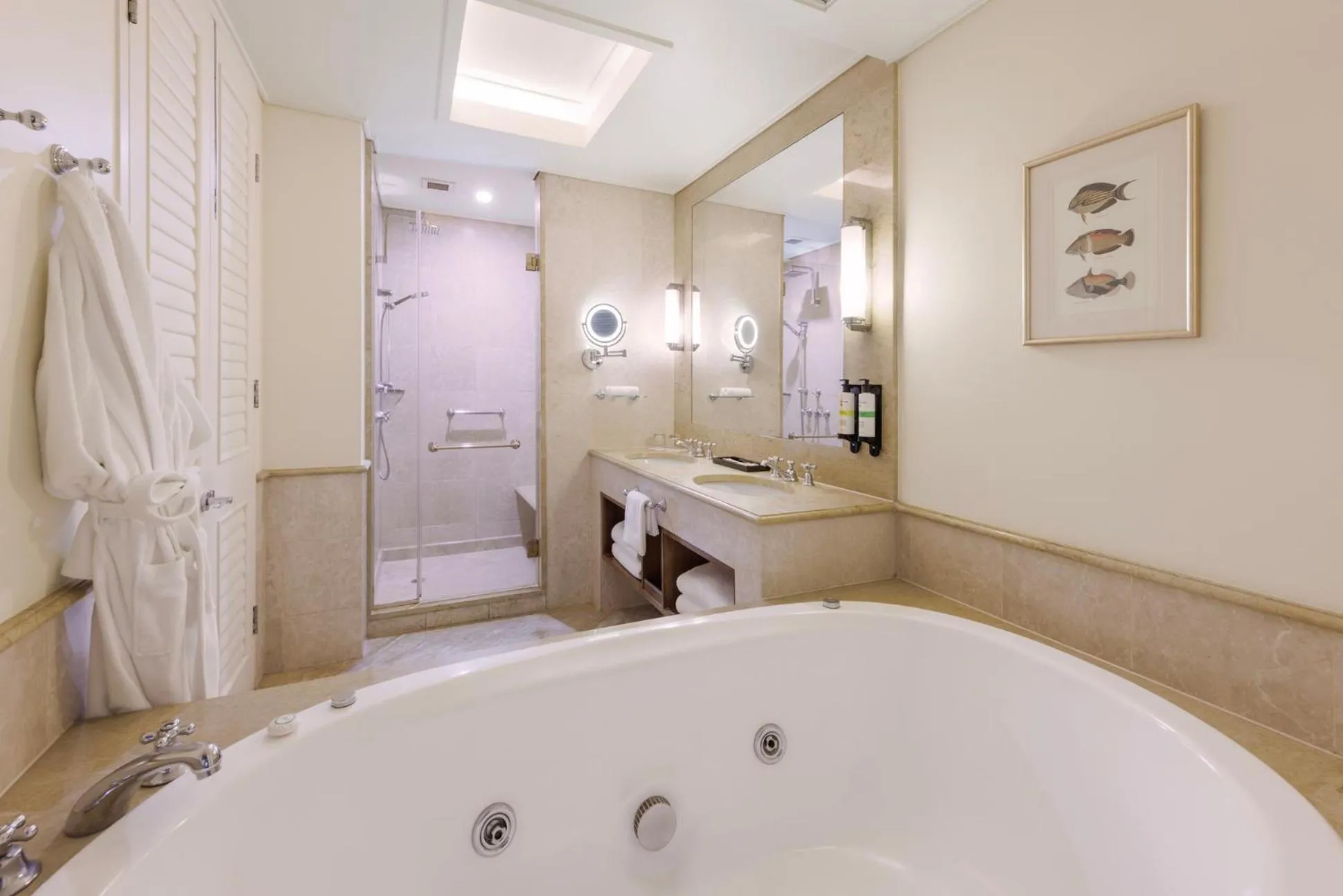 Shower in Pullman Reef Hotel Casino