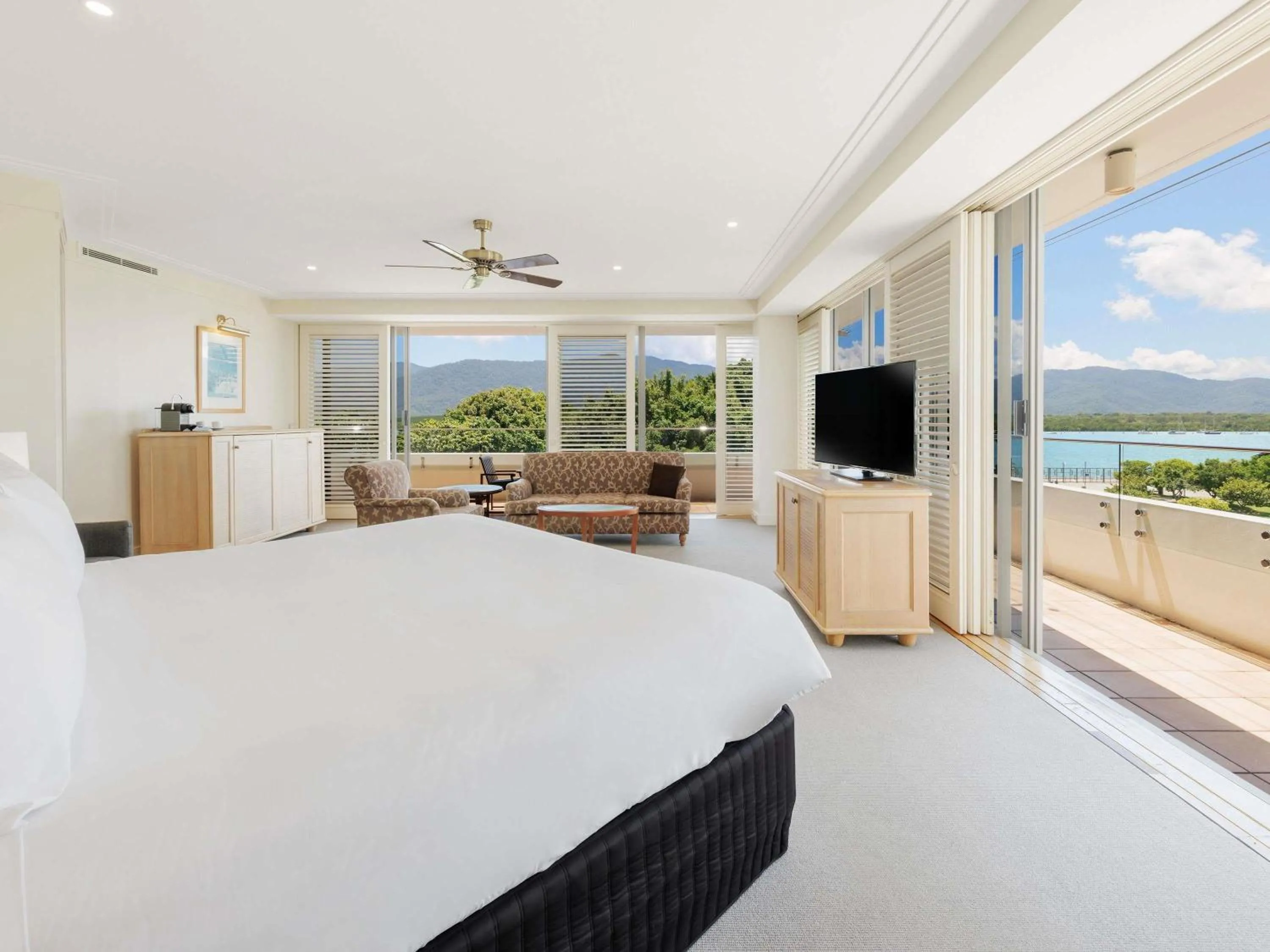 Photo of the whole room, Bed in Pullman Reef Hotel Casino