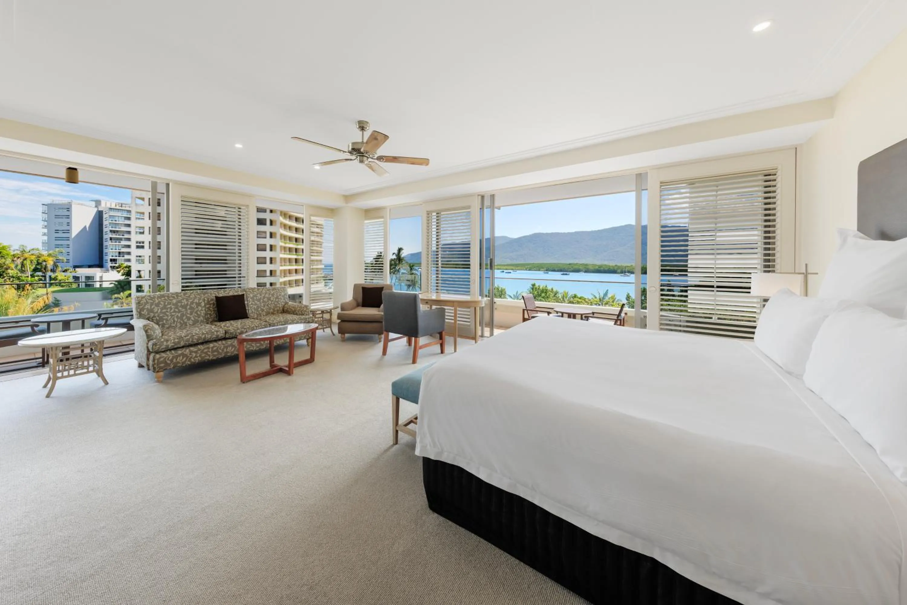 Bedroom, Bed in Pullman Reef Hotel Casino