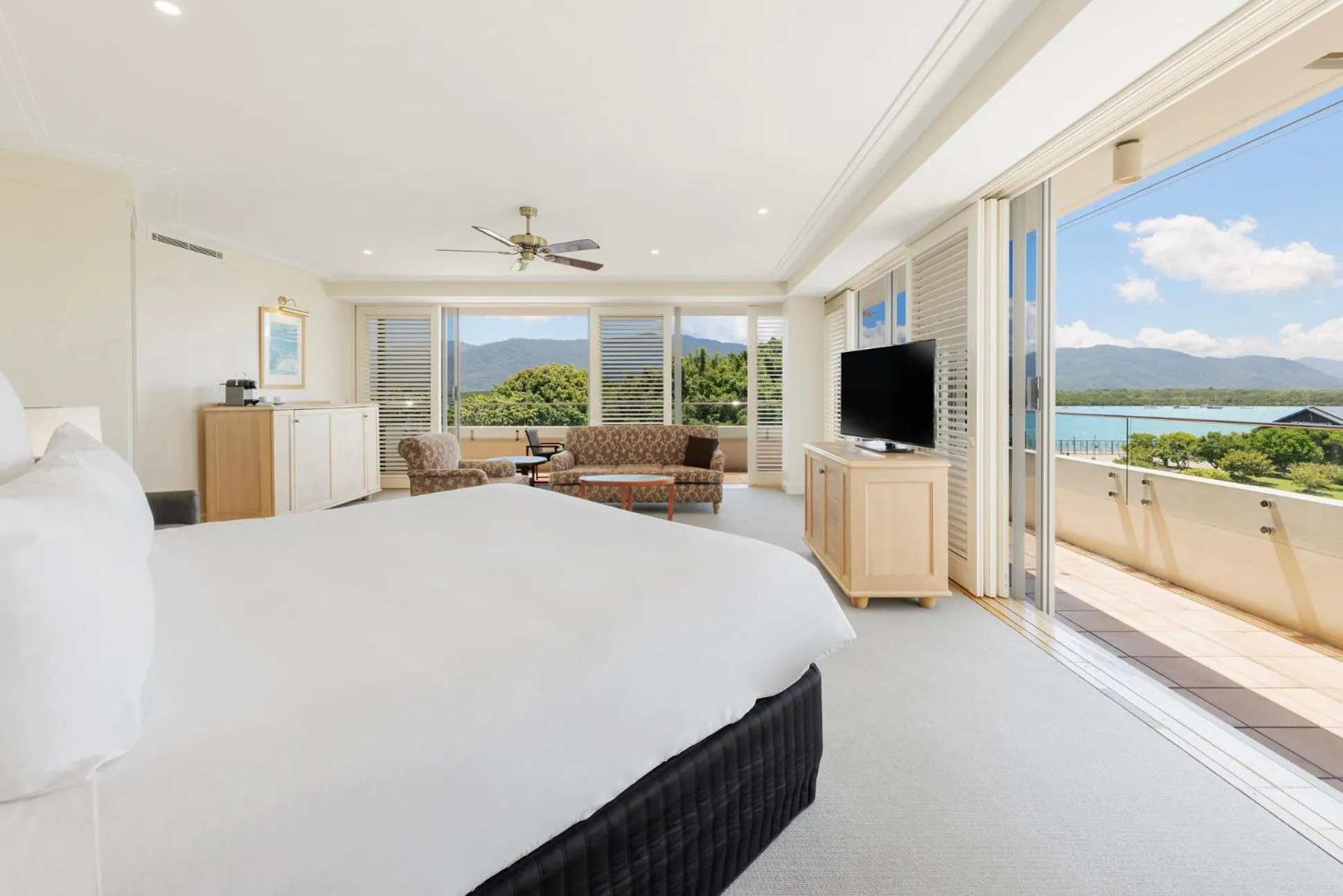 Bed in Pullman Reef Hotel Casino