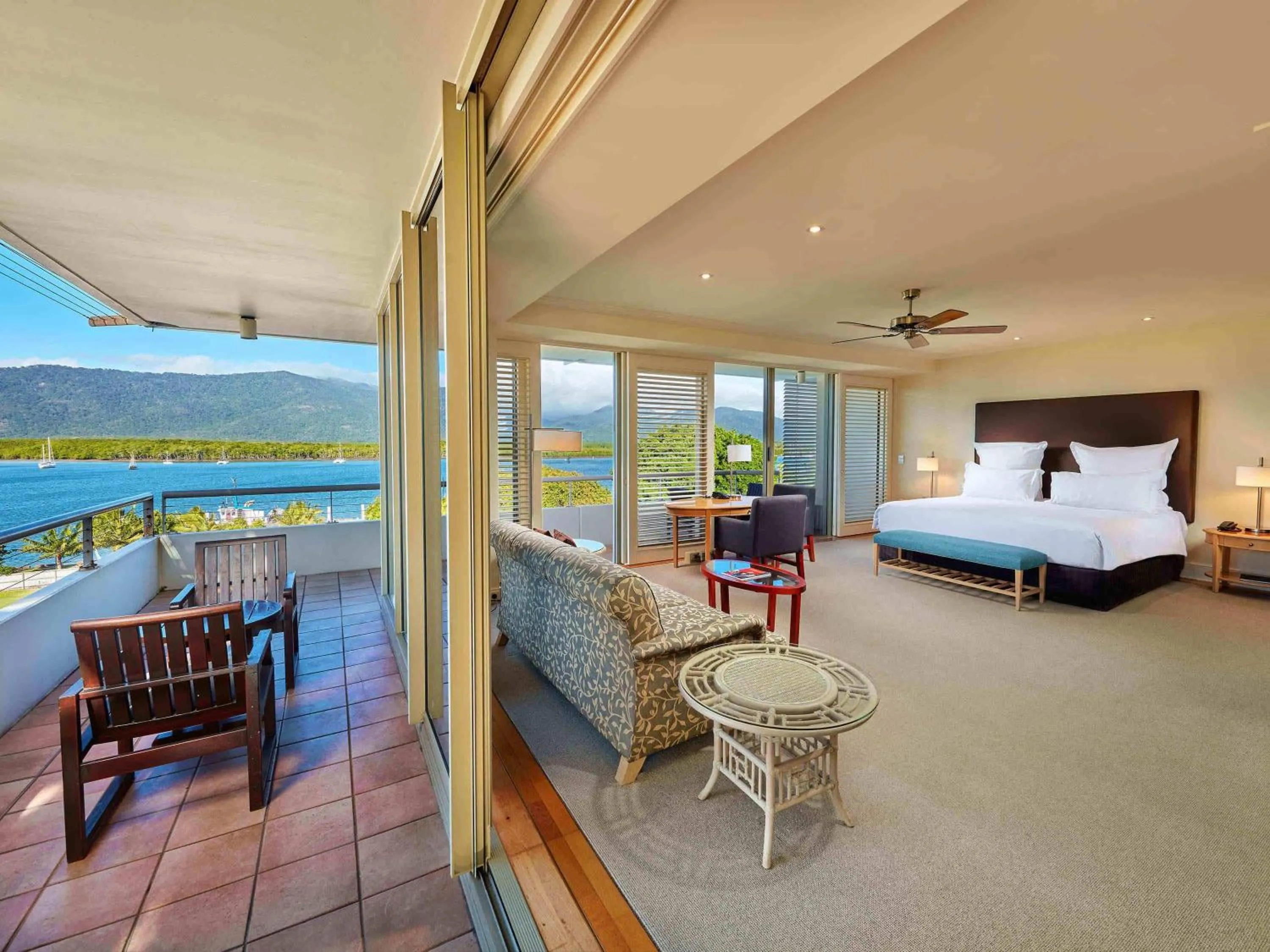 Bedroom, Bed in Pullman Reef Hotel Casino