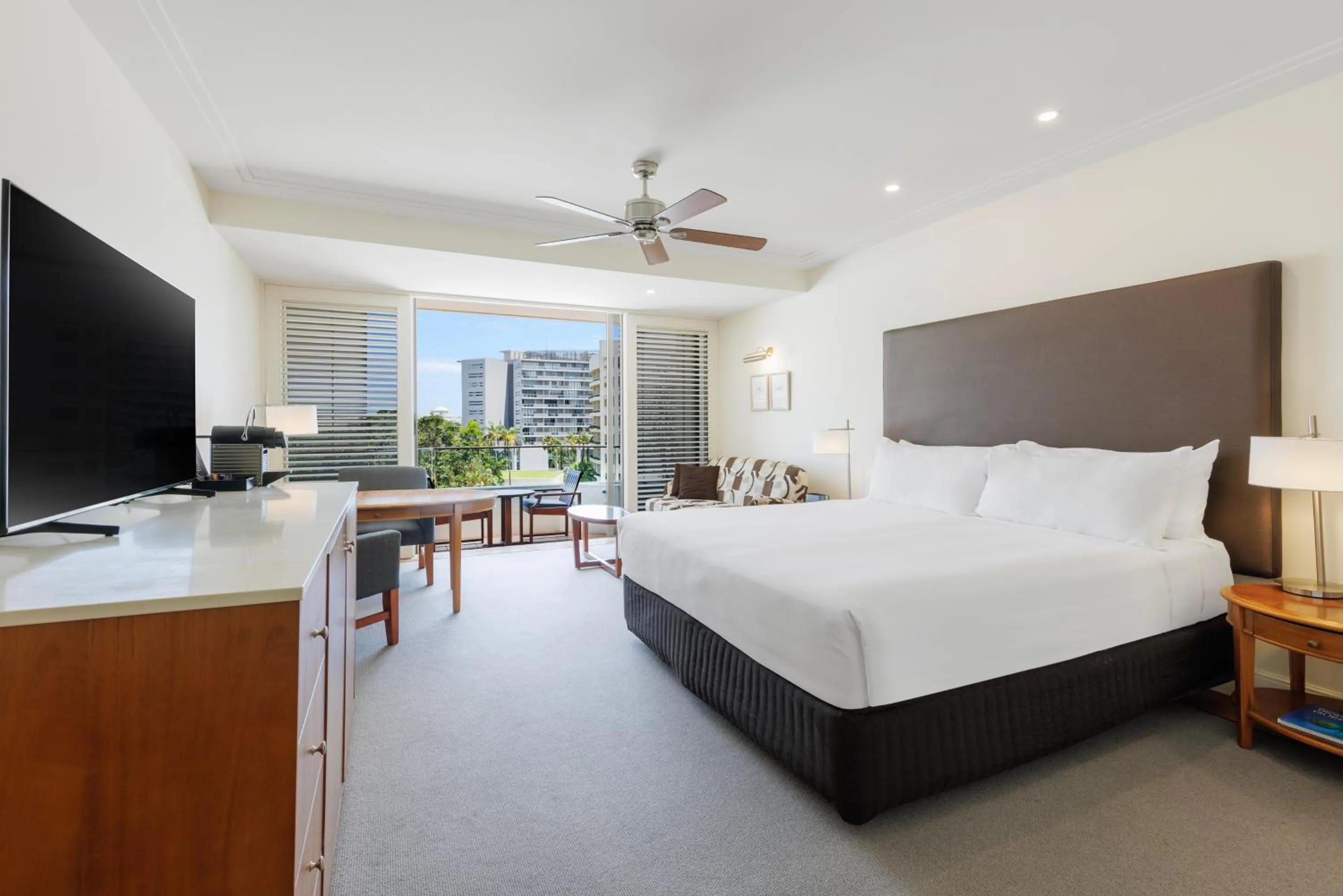 TV and multimedia, Bed in Pullman Reef Hotel Casino