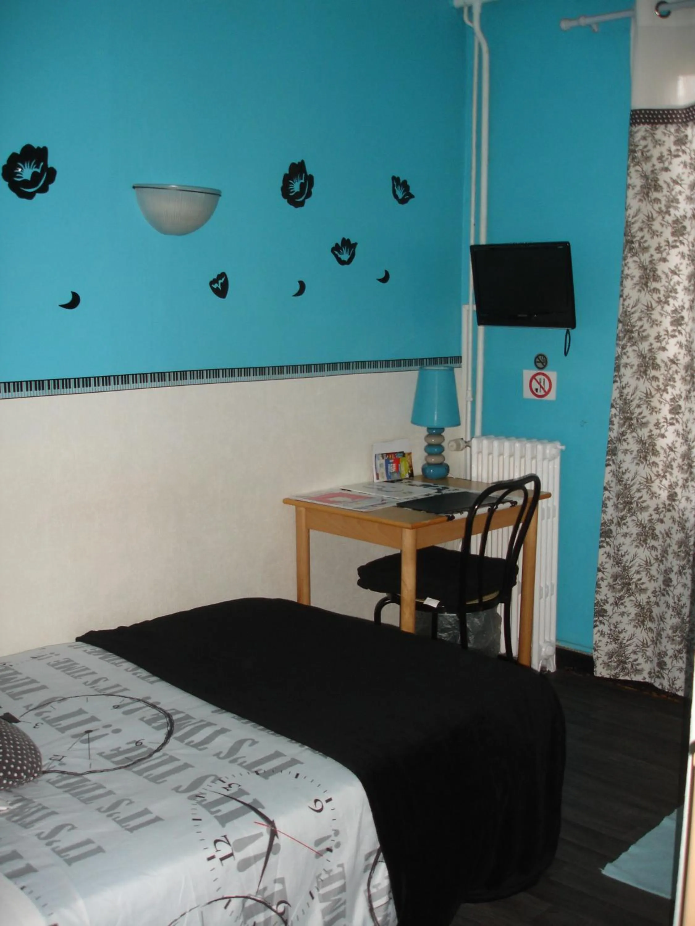 Bedroom, Bed in Hôtel de La Marmotte